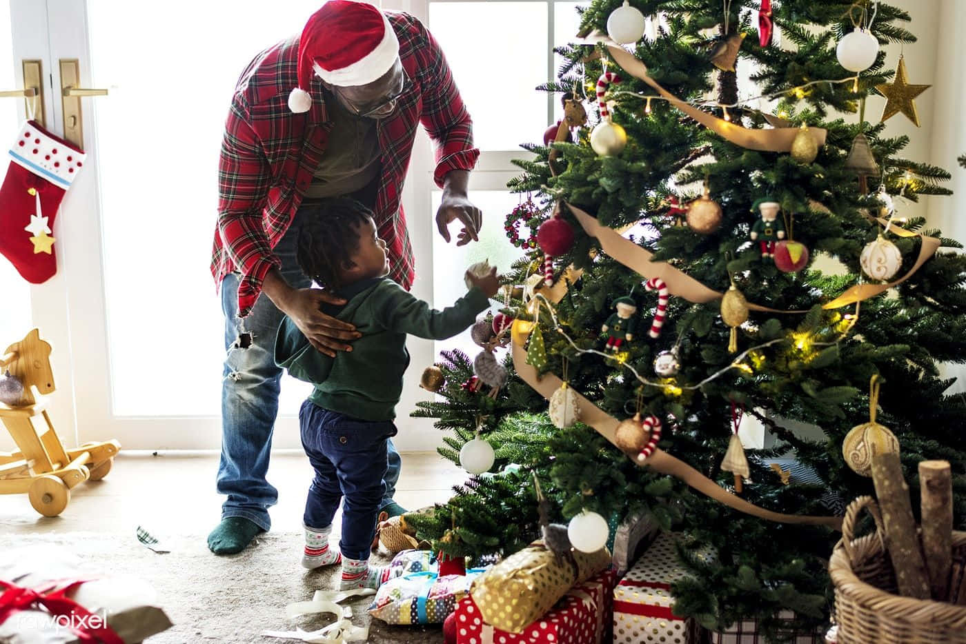 Imagen de Familia Afroamericana Decorando el Árbol de Navidad Fondos de pantalla
