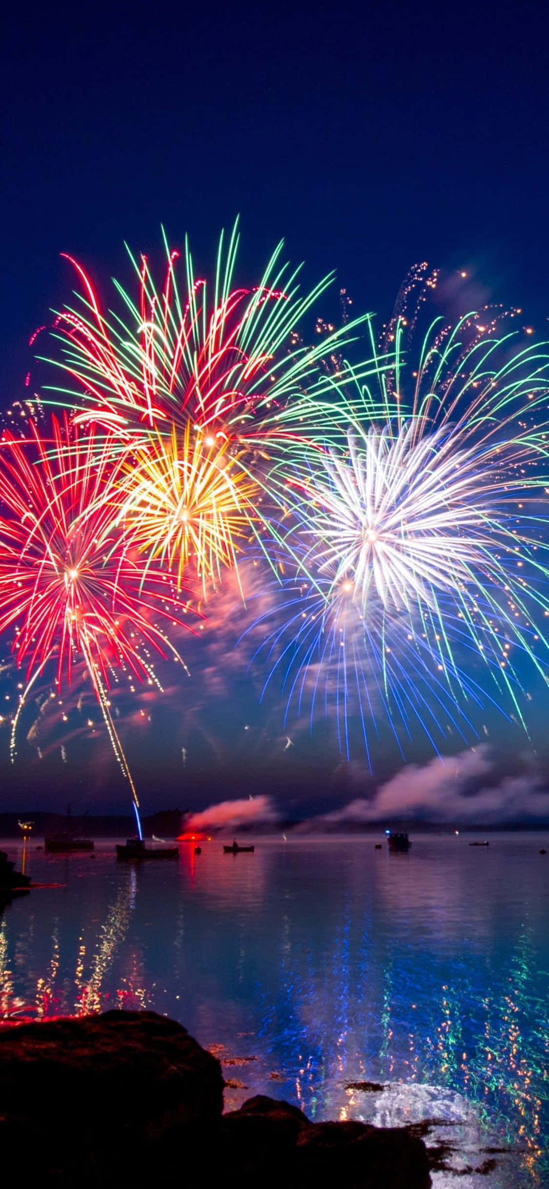 Imagen de fuegos artificiales blancos, rojos, verdes y naranjas Fondos de pantalla