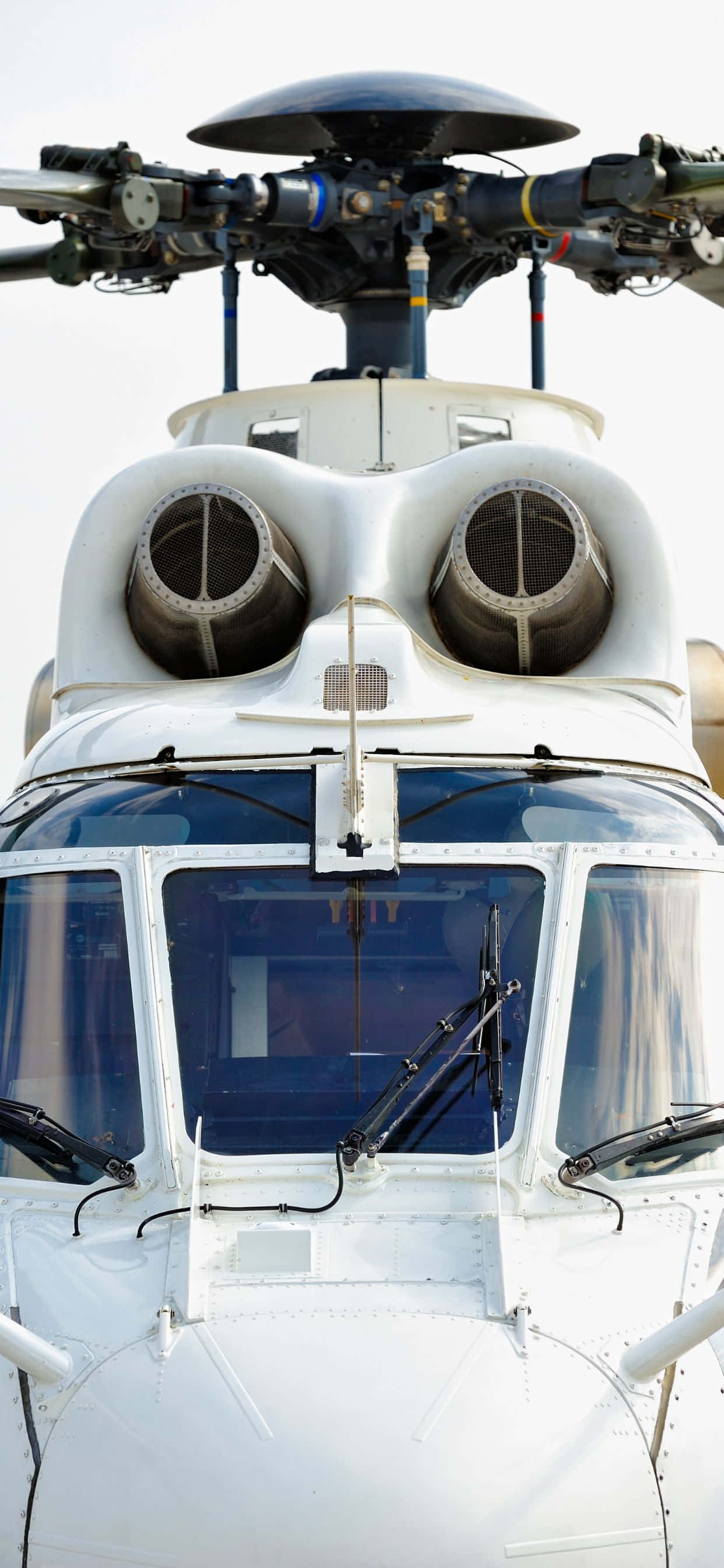 Imagen Helicópteros de Colores Brillantes contra un Fondo de Cielo Azul del iPhone XS Max Fondos de pantalla