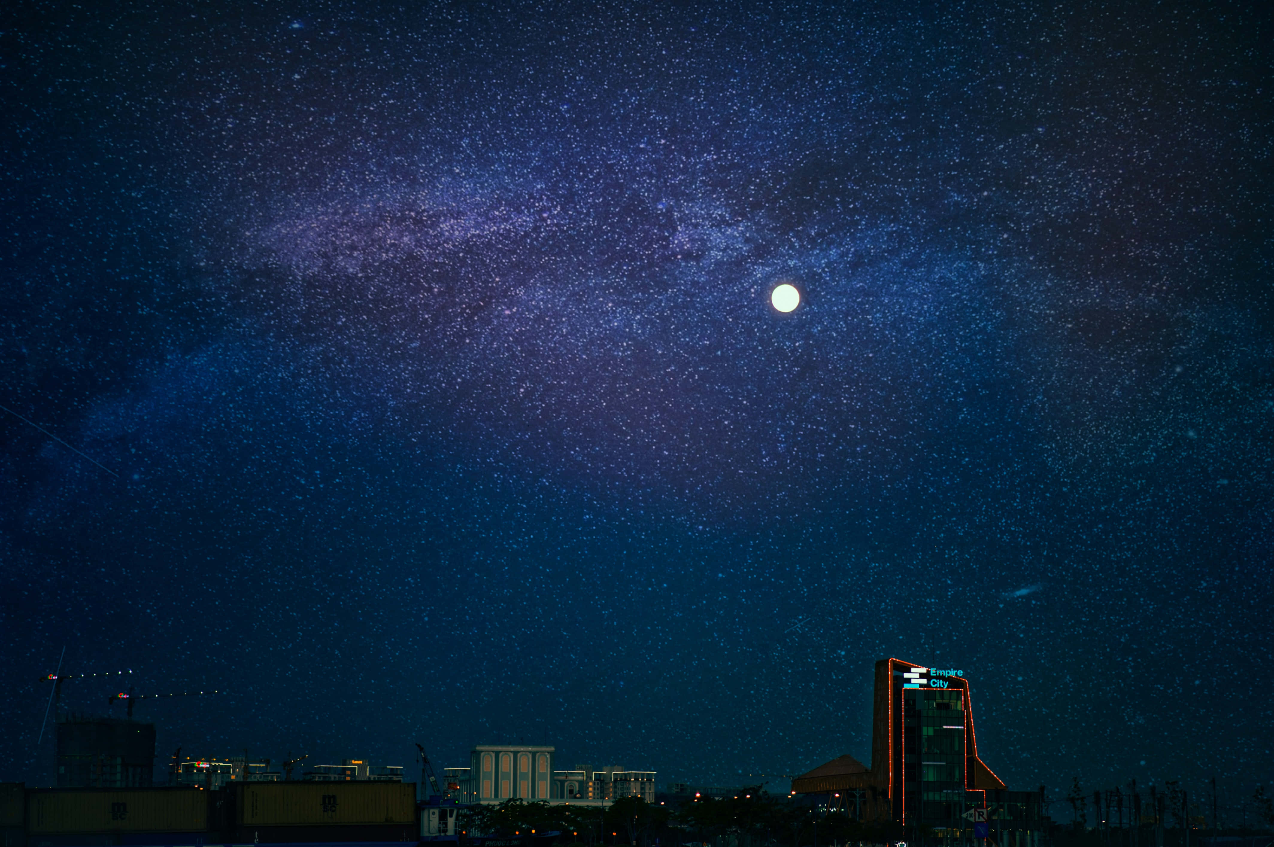 Imagen de la Luna y el Cielo Nocturno sobre la Ciudad Fondos de pantalla