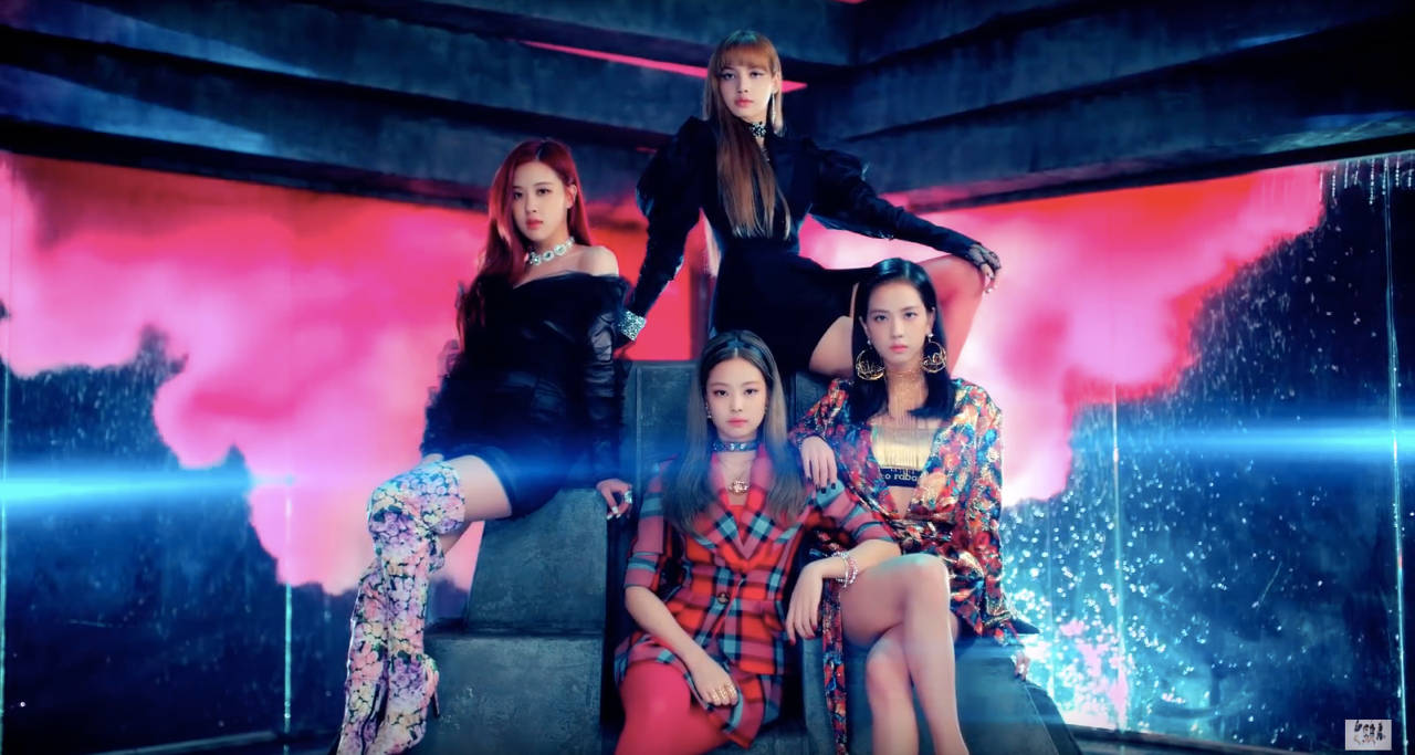 Fondo de pantalla de Blackpink de las integrantes sobre fondo con humo rosa para el video musical DDU-DU DDU-DU