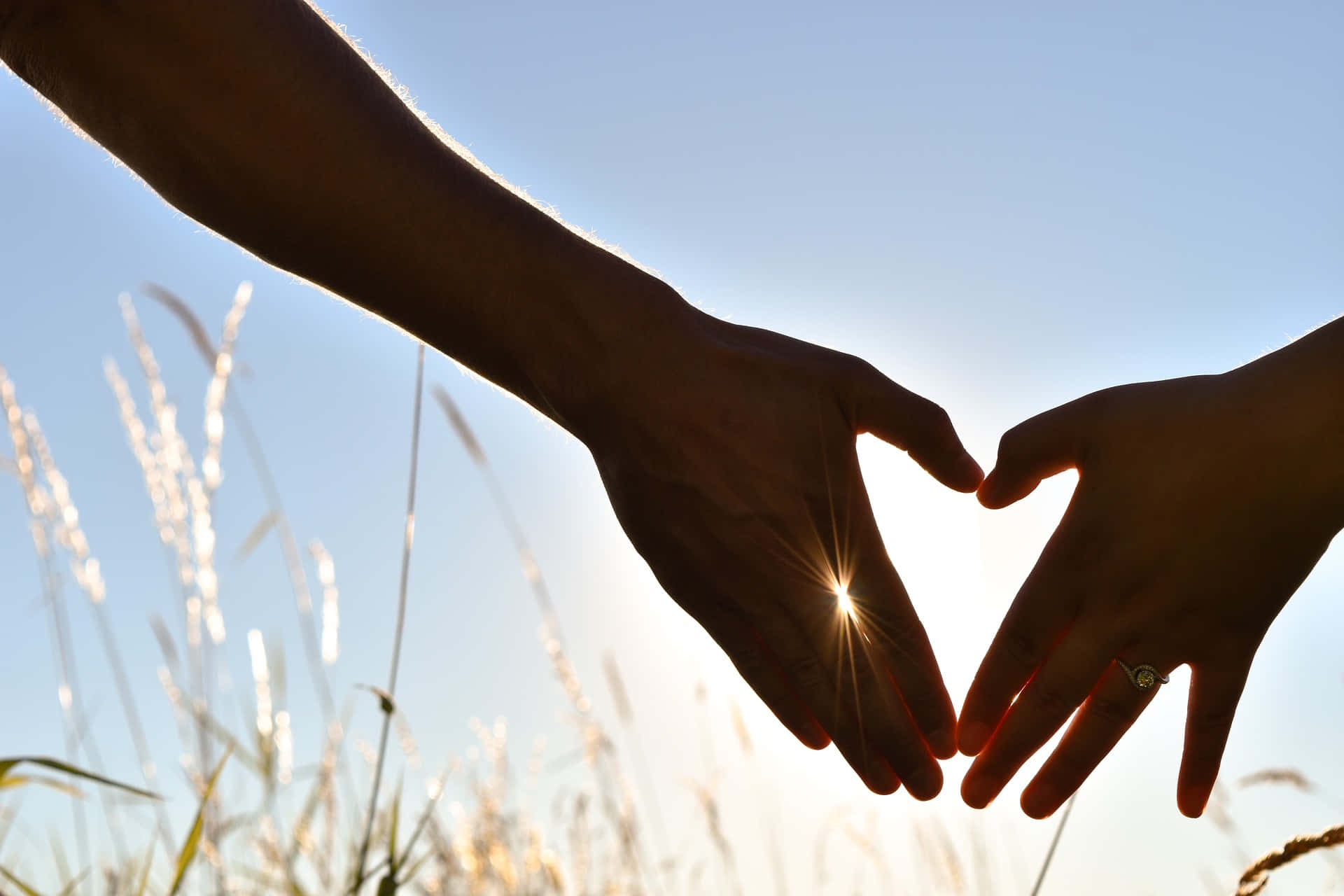 Imagen de pareja haciendo un corazón con las manos Fondos de pantalla