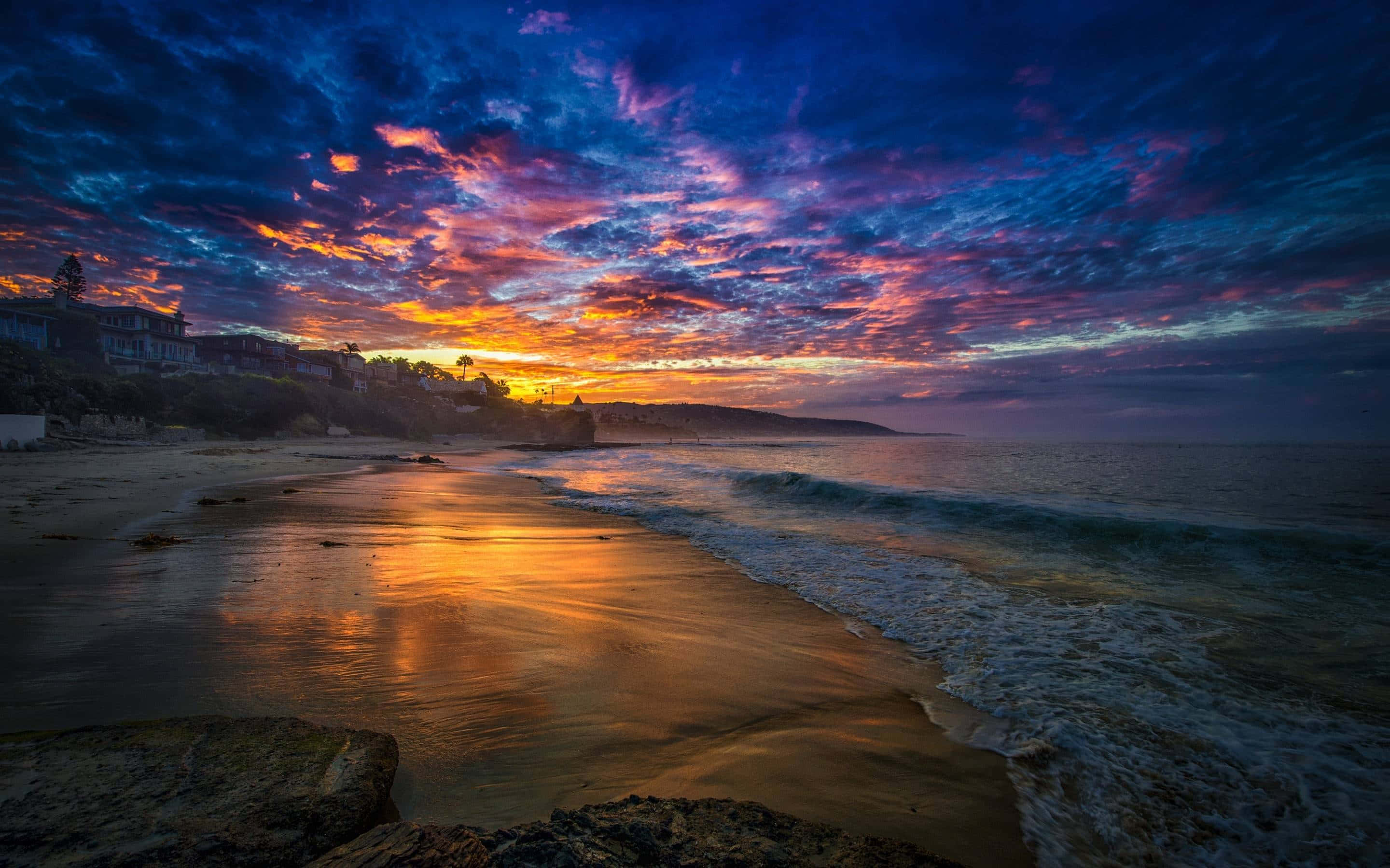 Imagen Majestuosa Puesta de Sol Sobre el Horizonte de una Playa Tropical Fondos de pantalla
