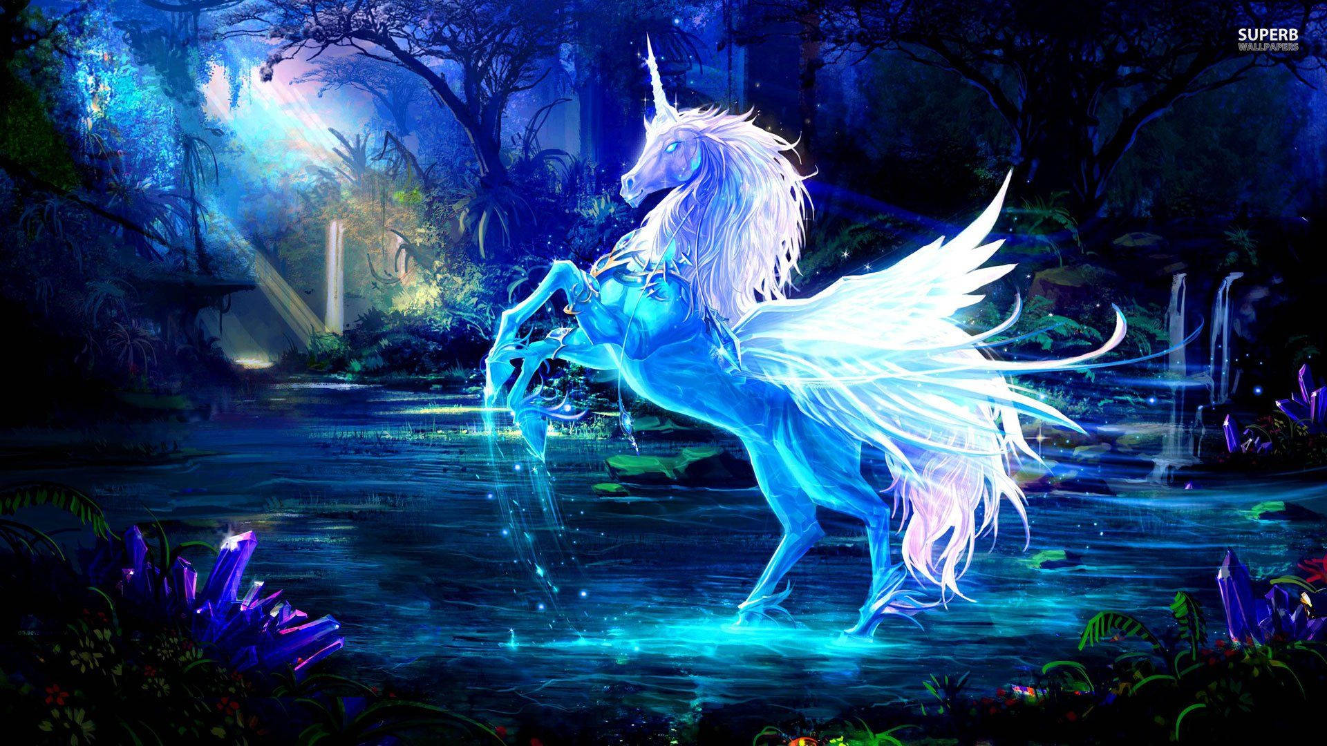 Imagen: Un unicornio mítico de colores arcoíris mira al frente con expresión decidida Fondos de pantalla