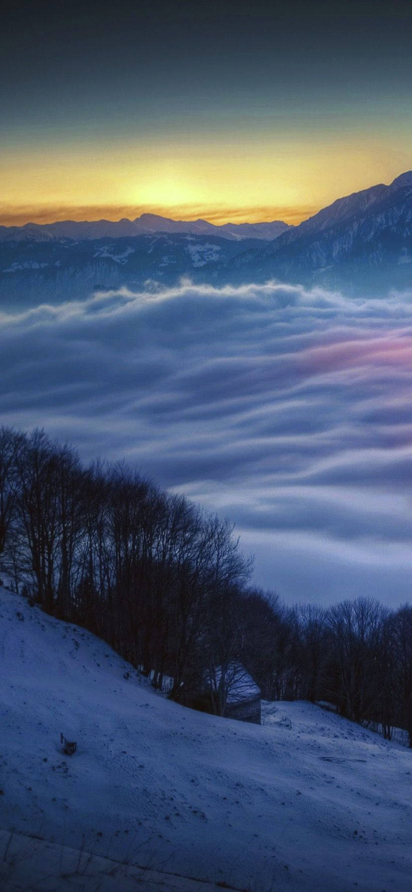 Imagen: Vista de amanecer y atardecer en un paisaje montañoso frente a un cielo azul Fondos de pantalla