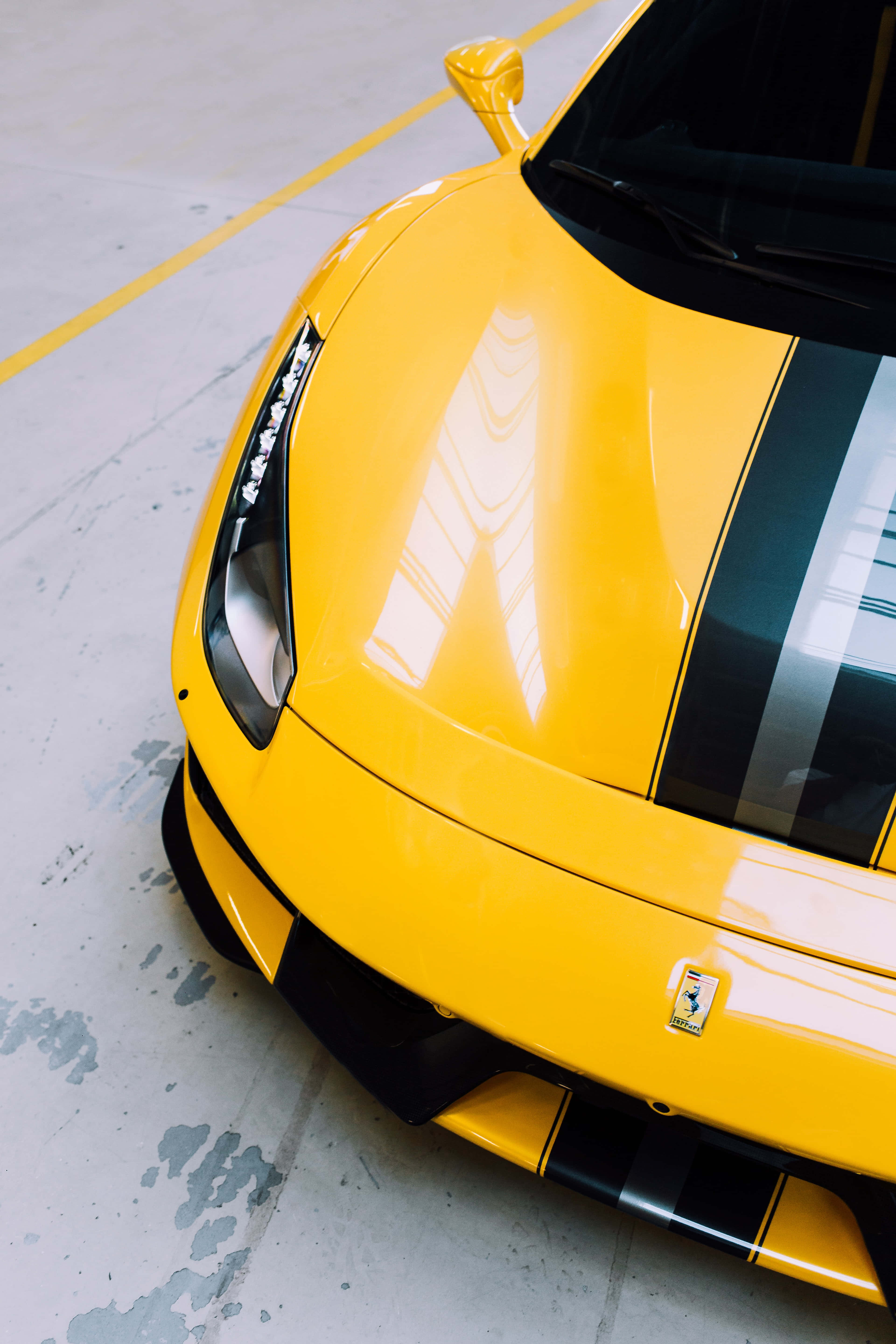 Impacto de lujo: un elegante Ferrari en una carretera abierta Fondos de pantalla
