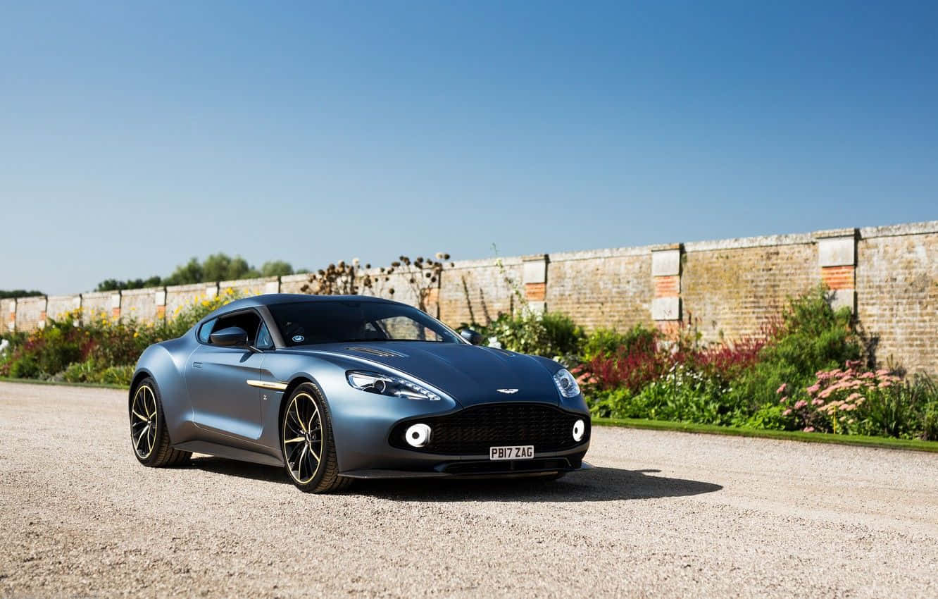 Impresionante Aston Martin Vanquish en Movimiento por una Carretera Escénica Fondos de pantalla