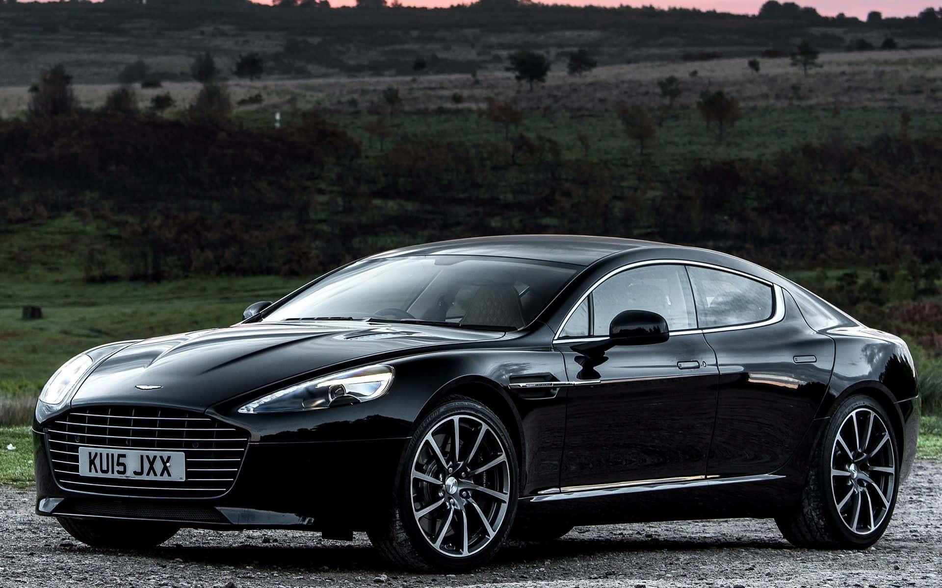 Impresionante Aston Martin Rapide S en acción Fondos de pantalla