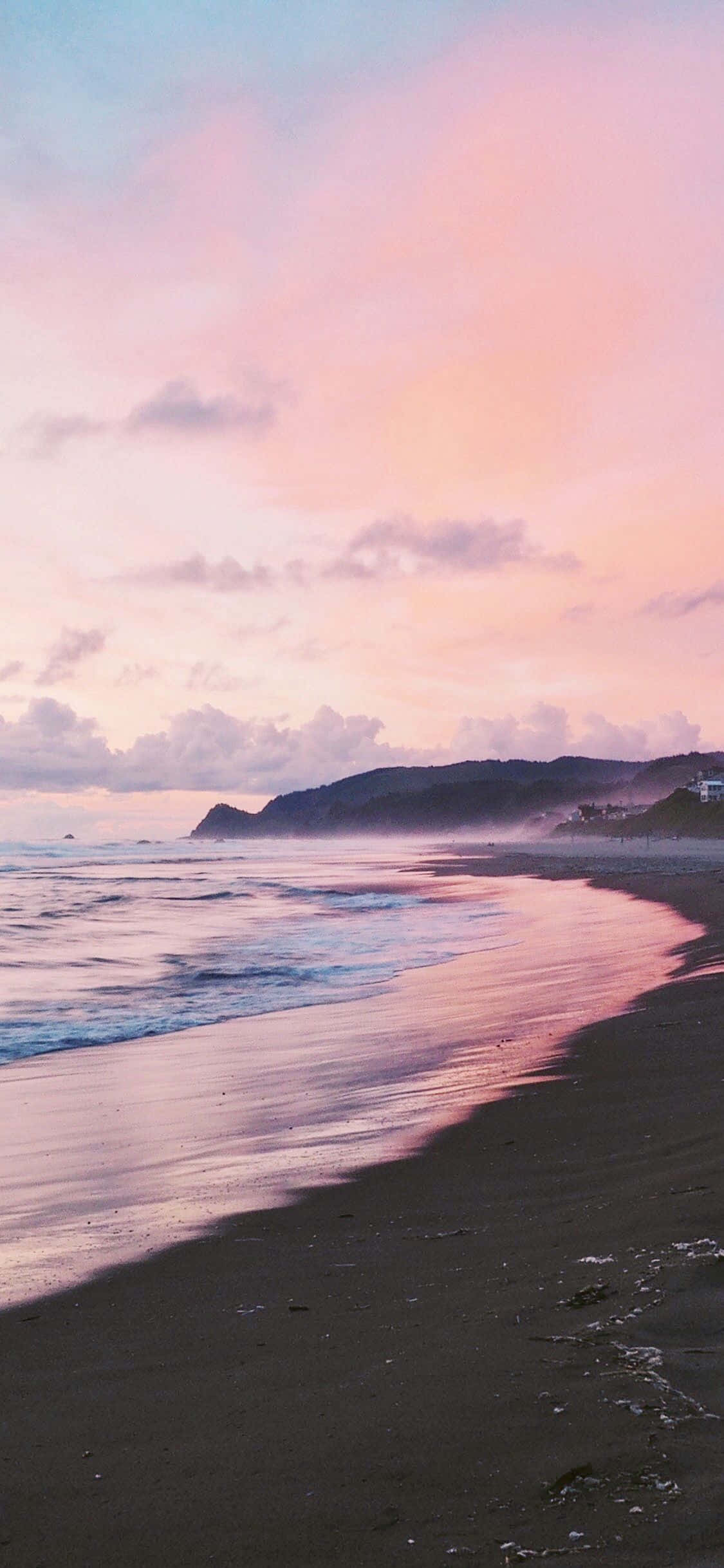 Impresionante atardecer estético detrás de un iPhone Fondos de pantalla