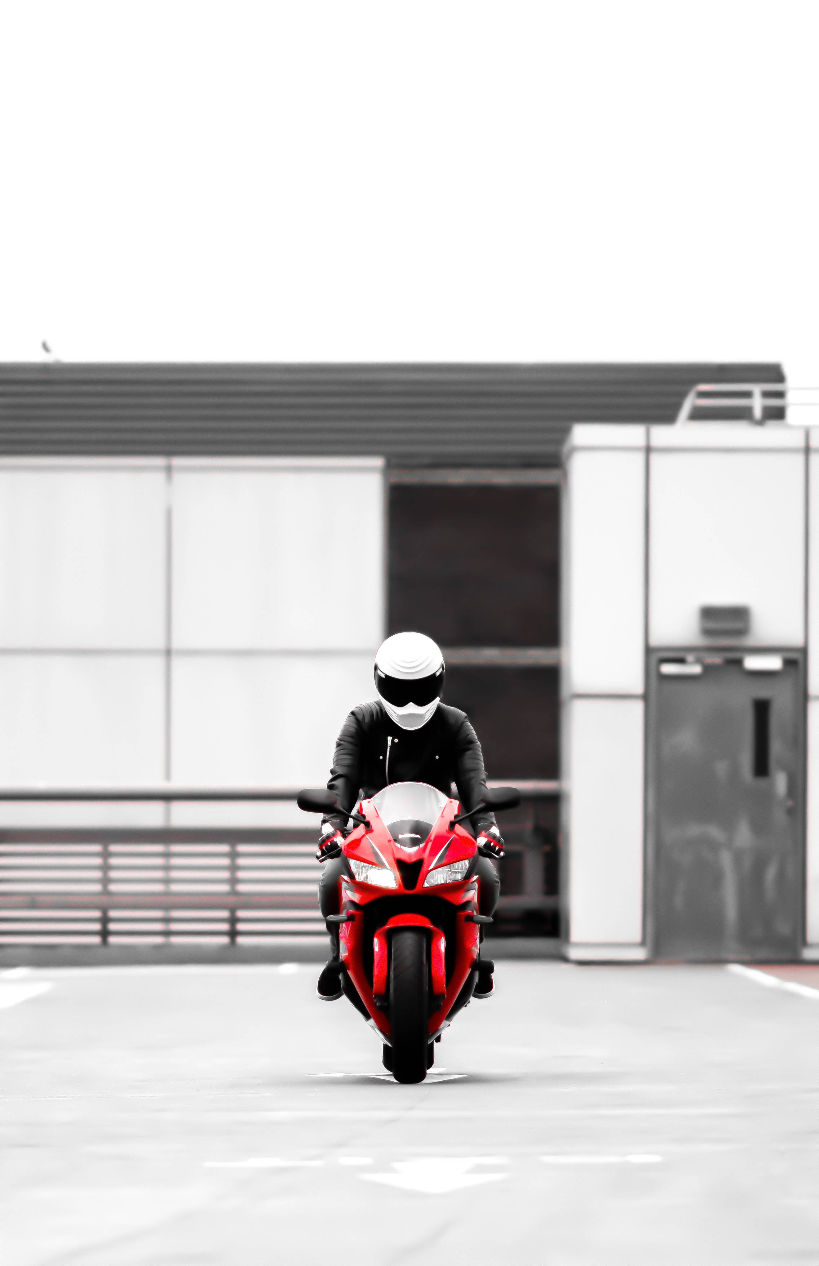 Impresionante Bicicleta Roja en Entorno Minimalista Fondos de pantalla