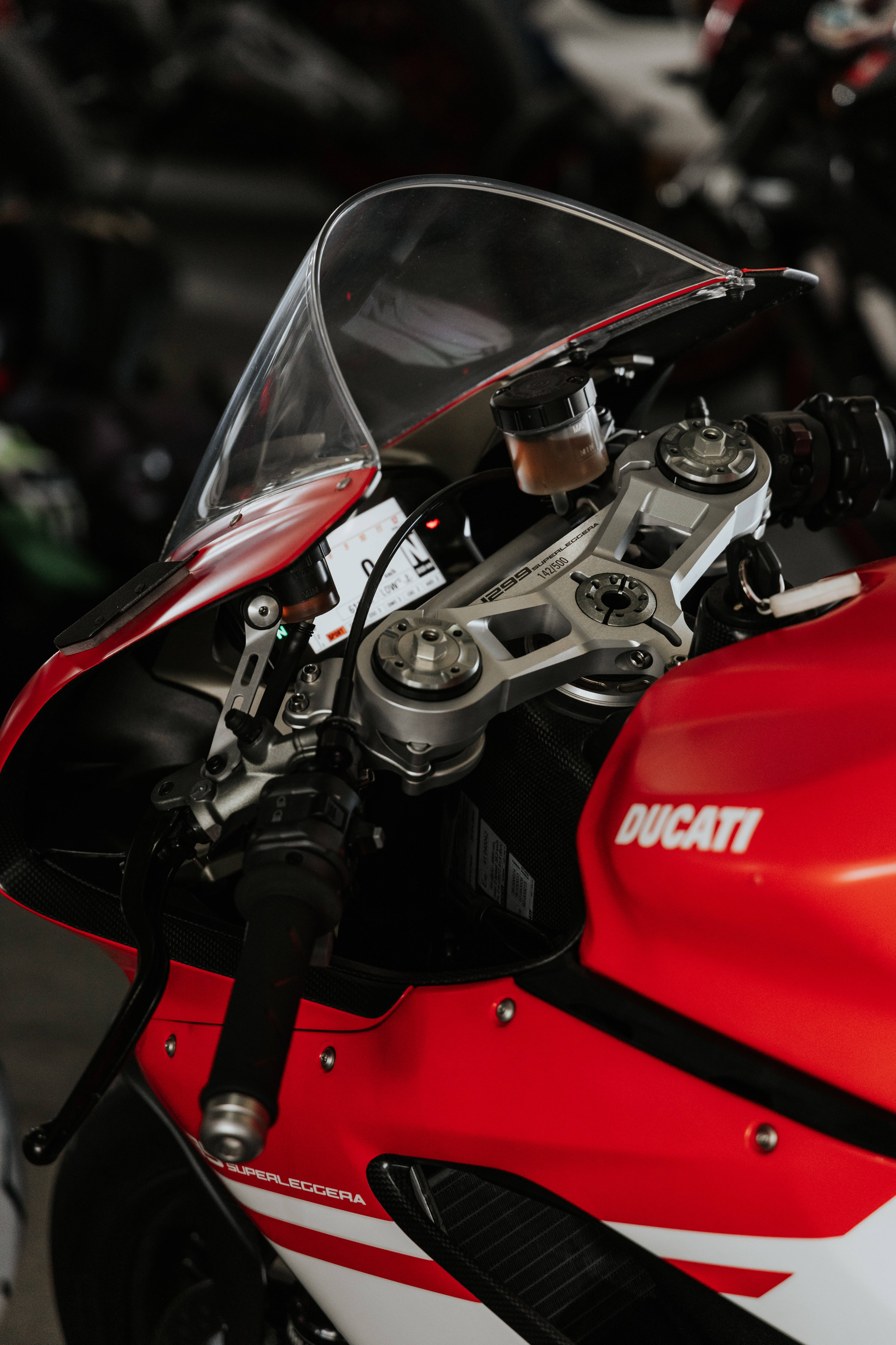 Impresionante Ducati Roja Vista de Perfil Fondos de pantalla