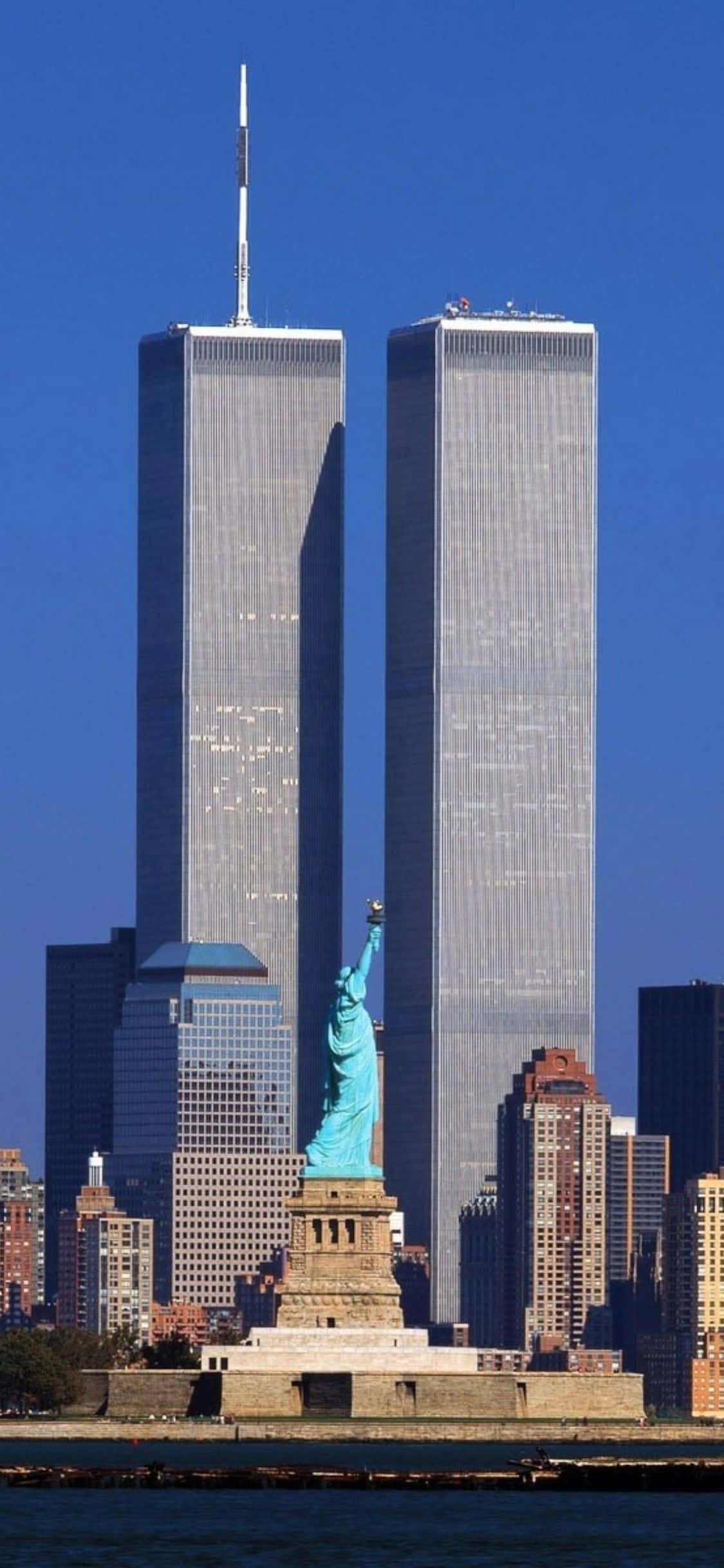 Impresionante horizonte de la bulliciosa ciudad de Nueva York visto justo al centro del nuevo iPhone Xs. Fondos de pantalla
