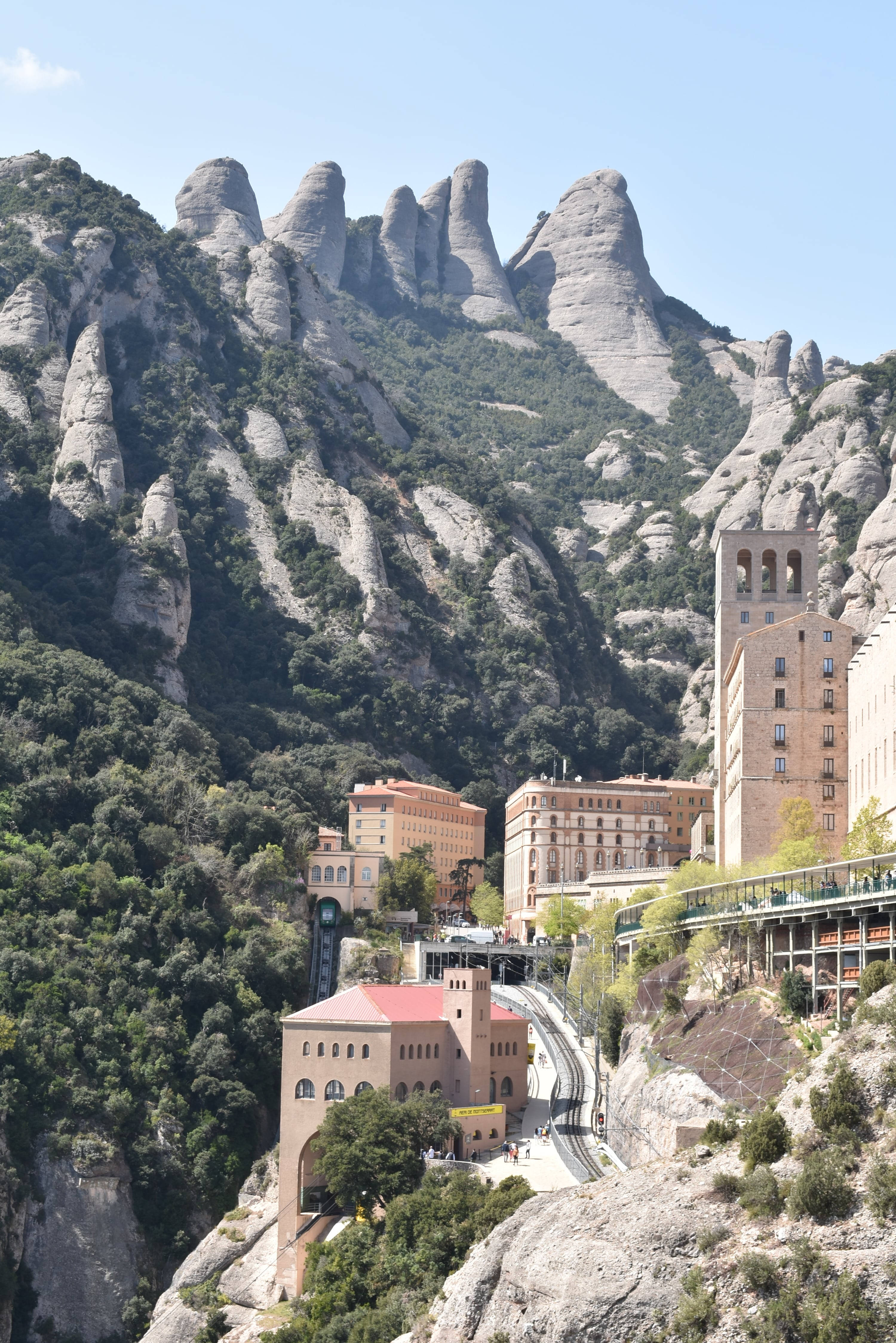 Impresionante vista de acantilado de los Monasterios de Montserrat Fondos de pantalla