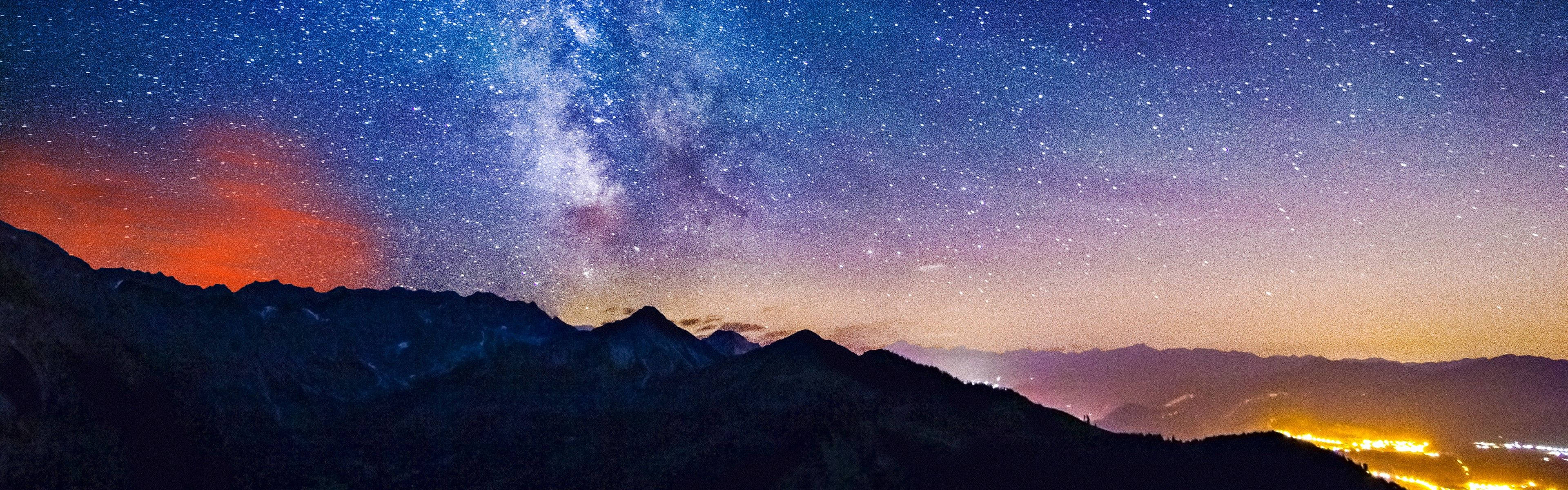 Impresionante vista del cielo estrellado nocturno con monitores duales Fondos de pantalla