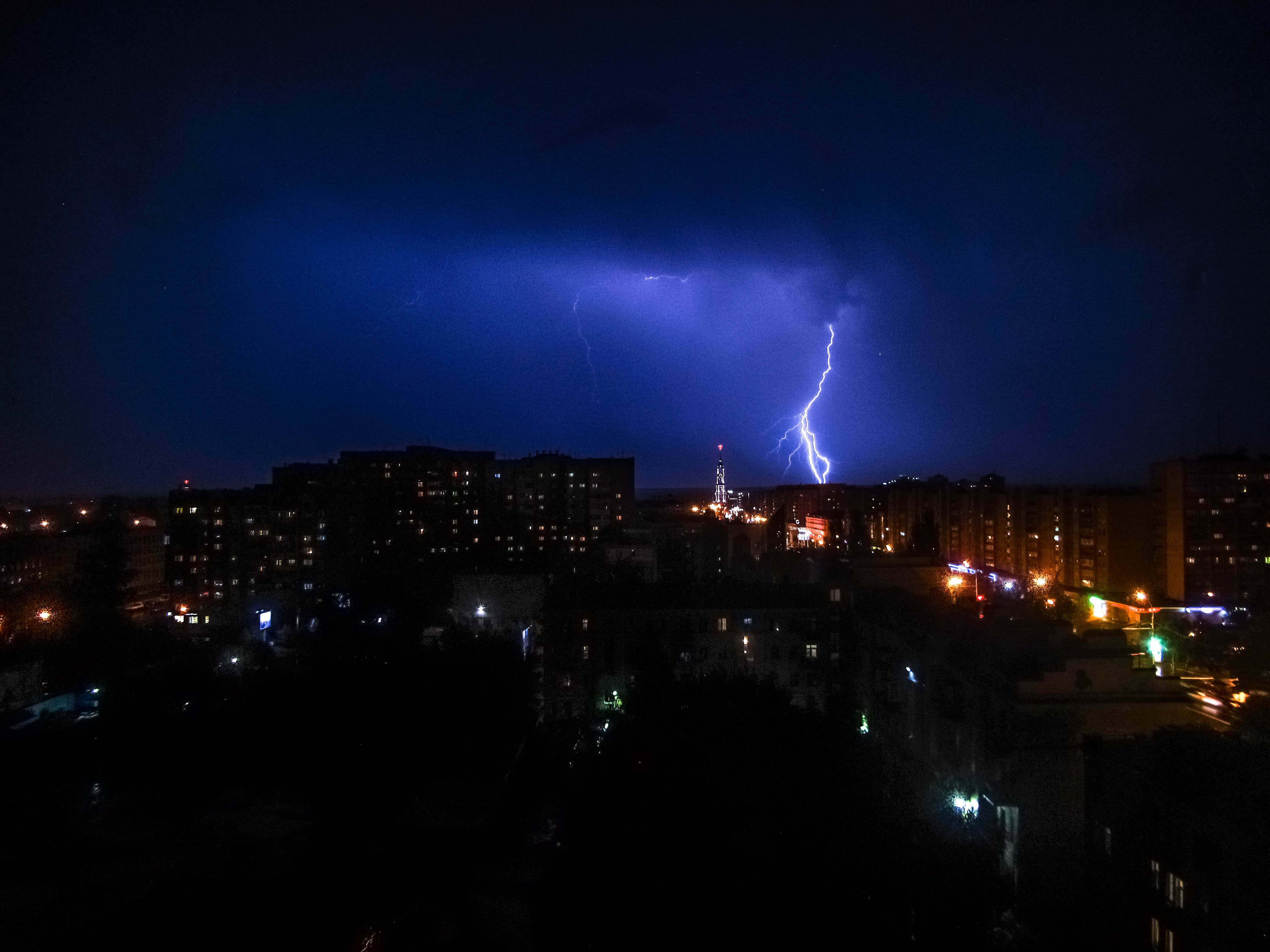 Increíble Destello de Relámpago Oscuro 4K Fondos de pantalla