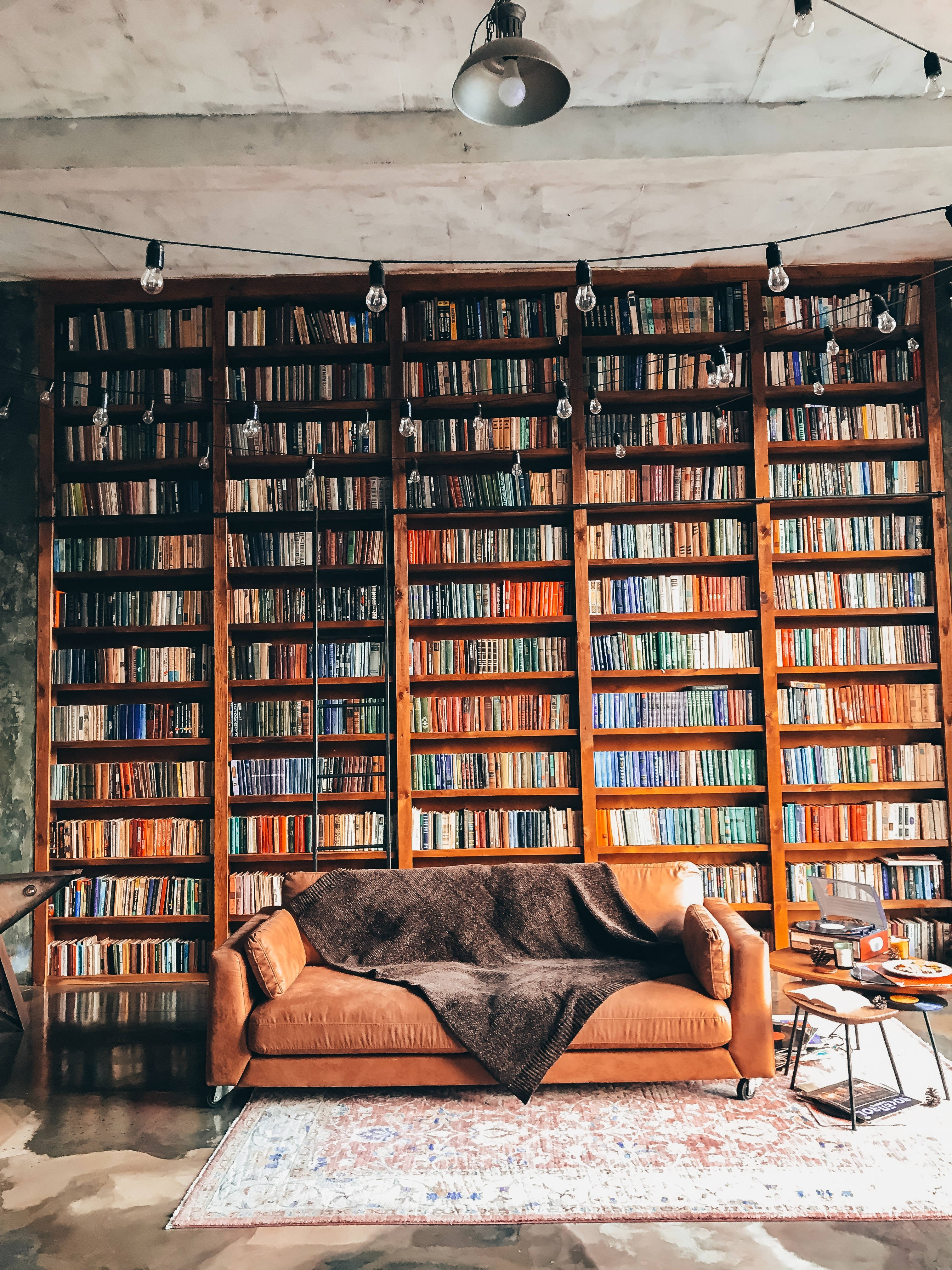 Interior de biblioteca tradicional con sillón acogedor Fondos de pantalla