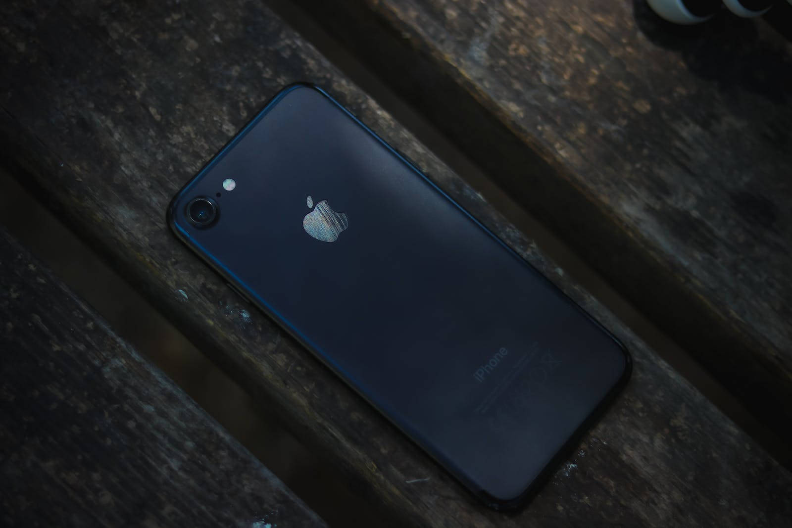 iPhone 7 oscuro sobre madera Fondos de pantalla