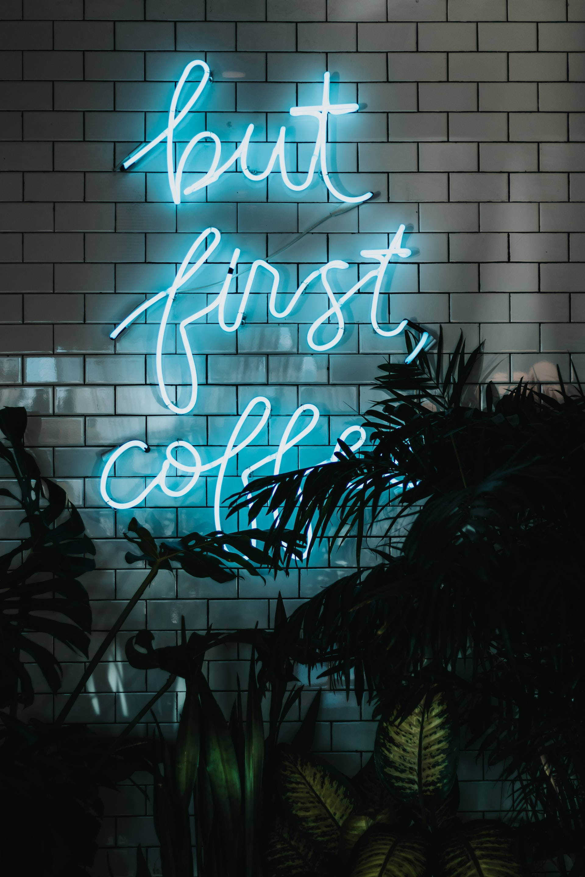 iPhone azul neón con 'But First Coffee' Fondos de pantalla