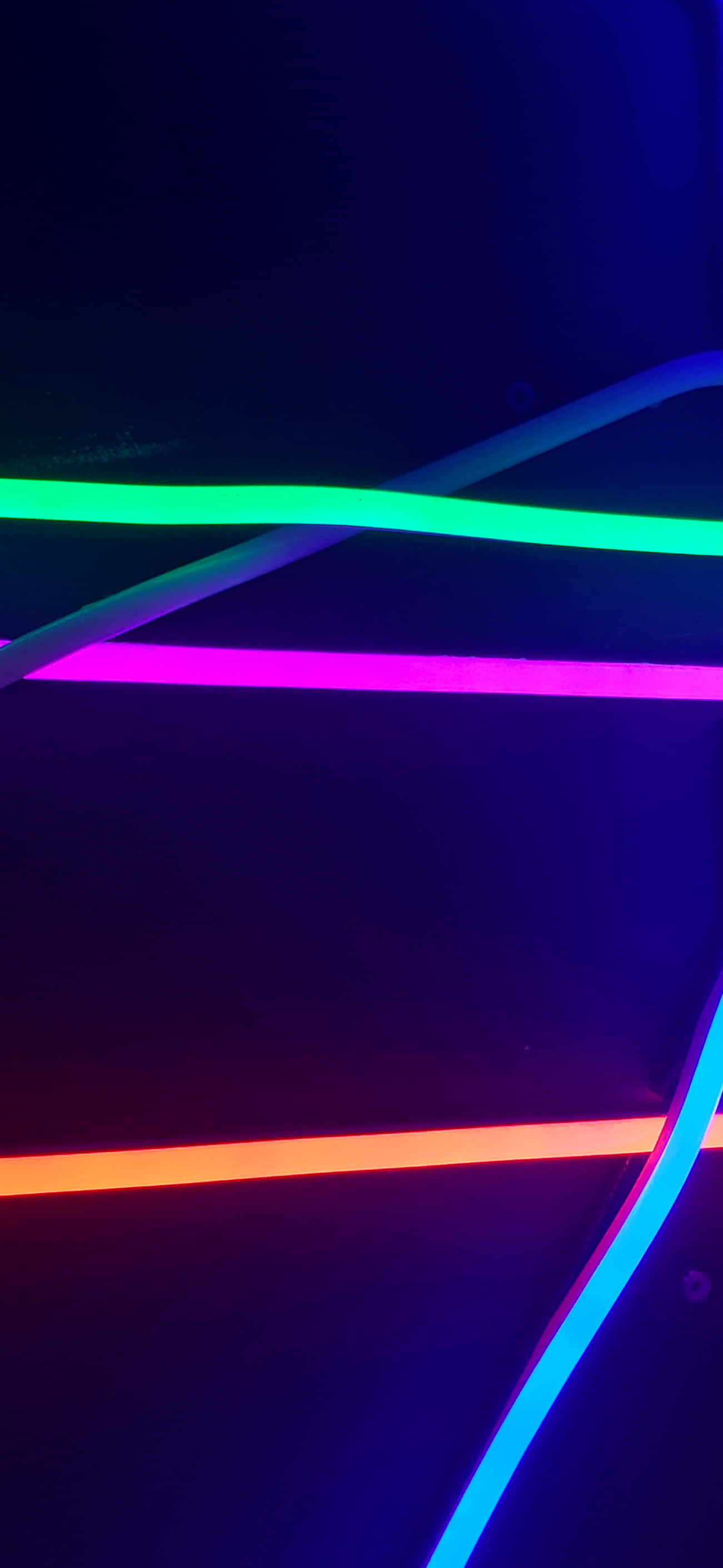 iPhone con brillo neón en la oscuridad Fondos de pantalla