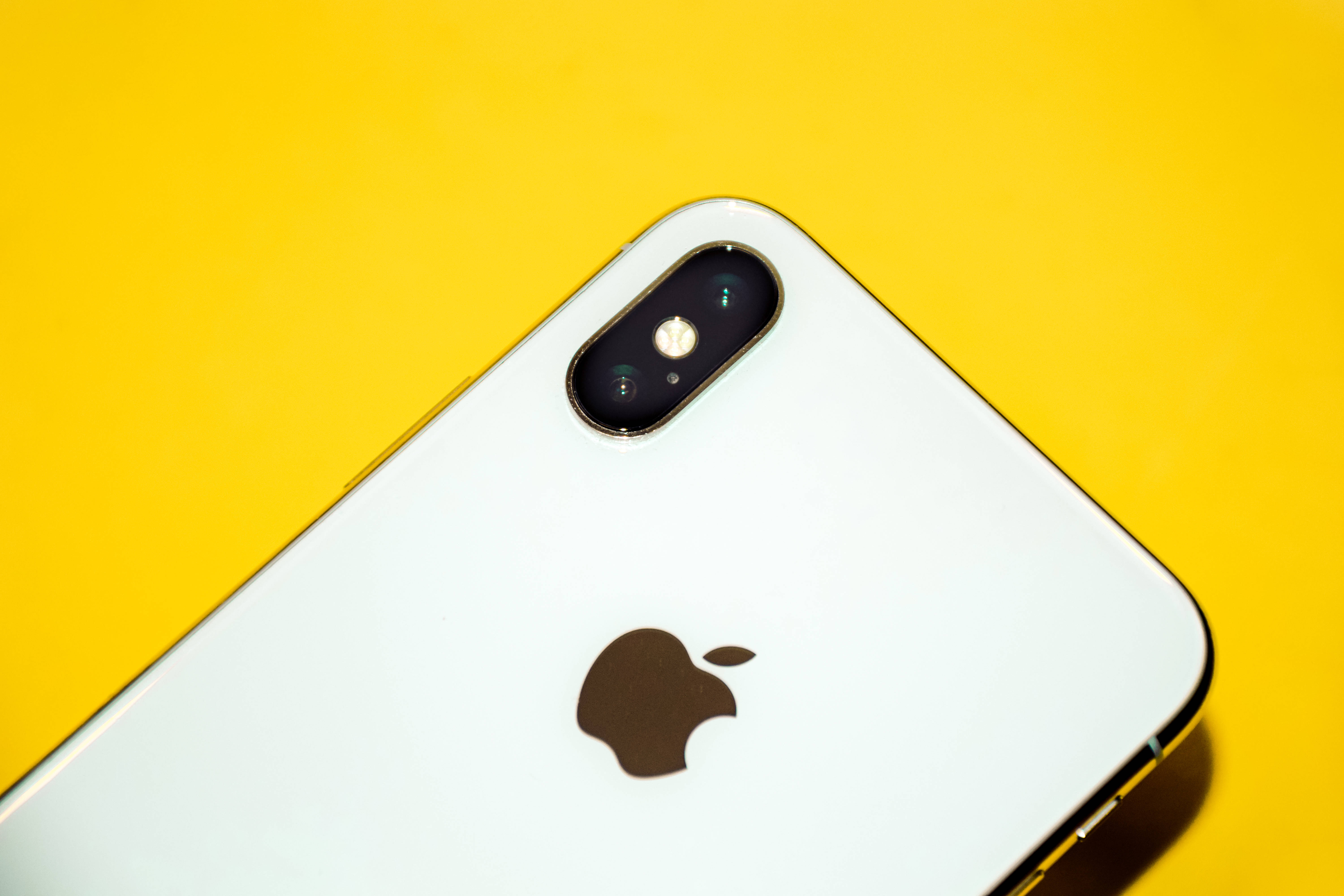 iPhone Xs Max sobre amarillo Fondos de pantalla