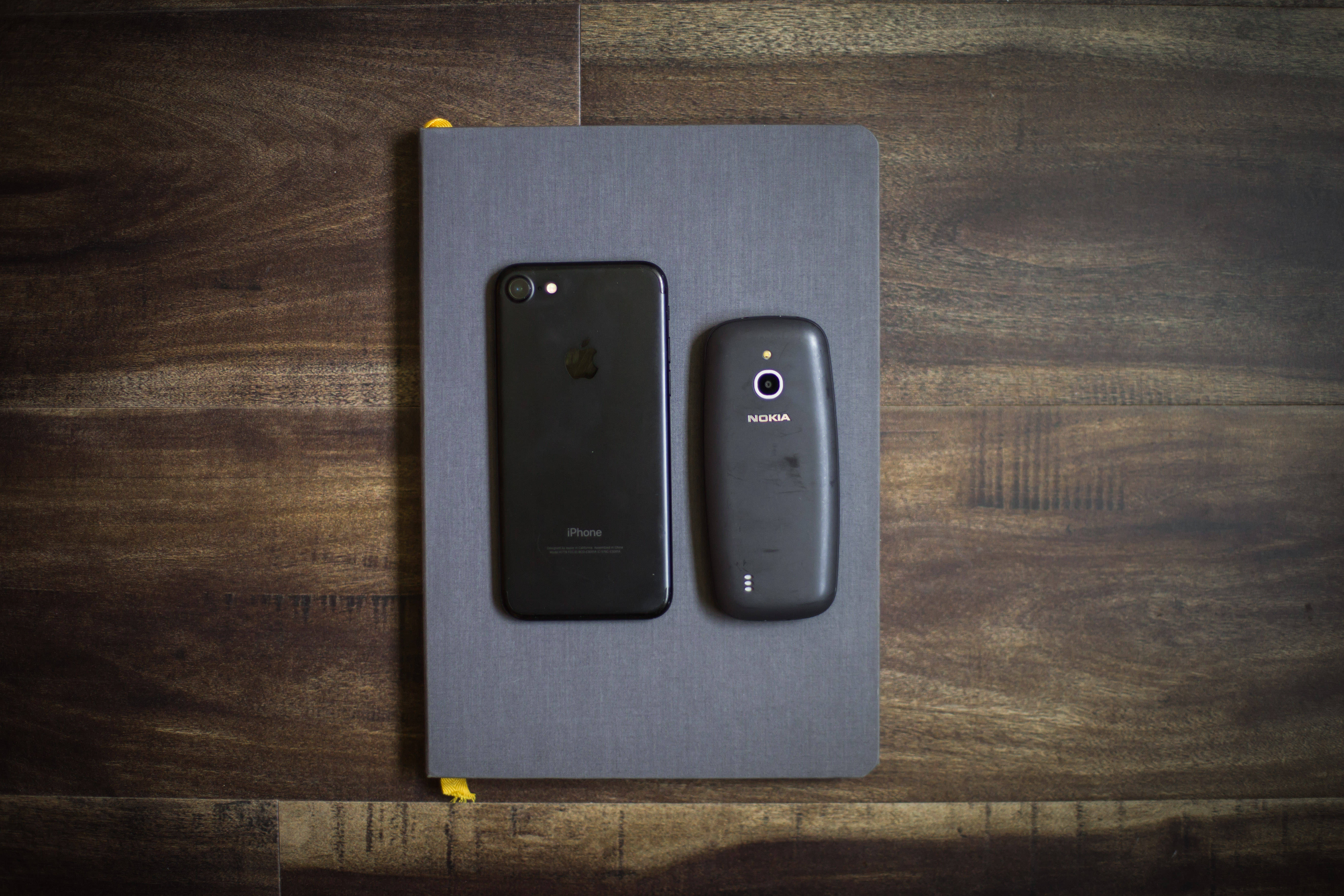 iPhone y Nokia 3310 Fondos de pantalla