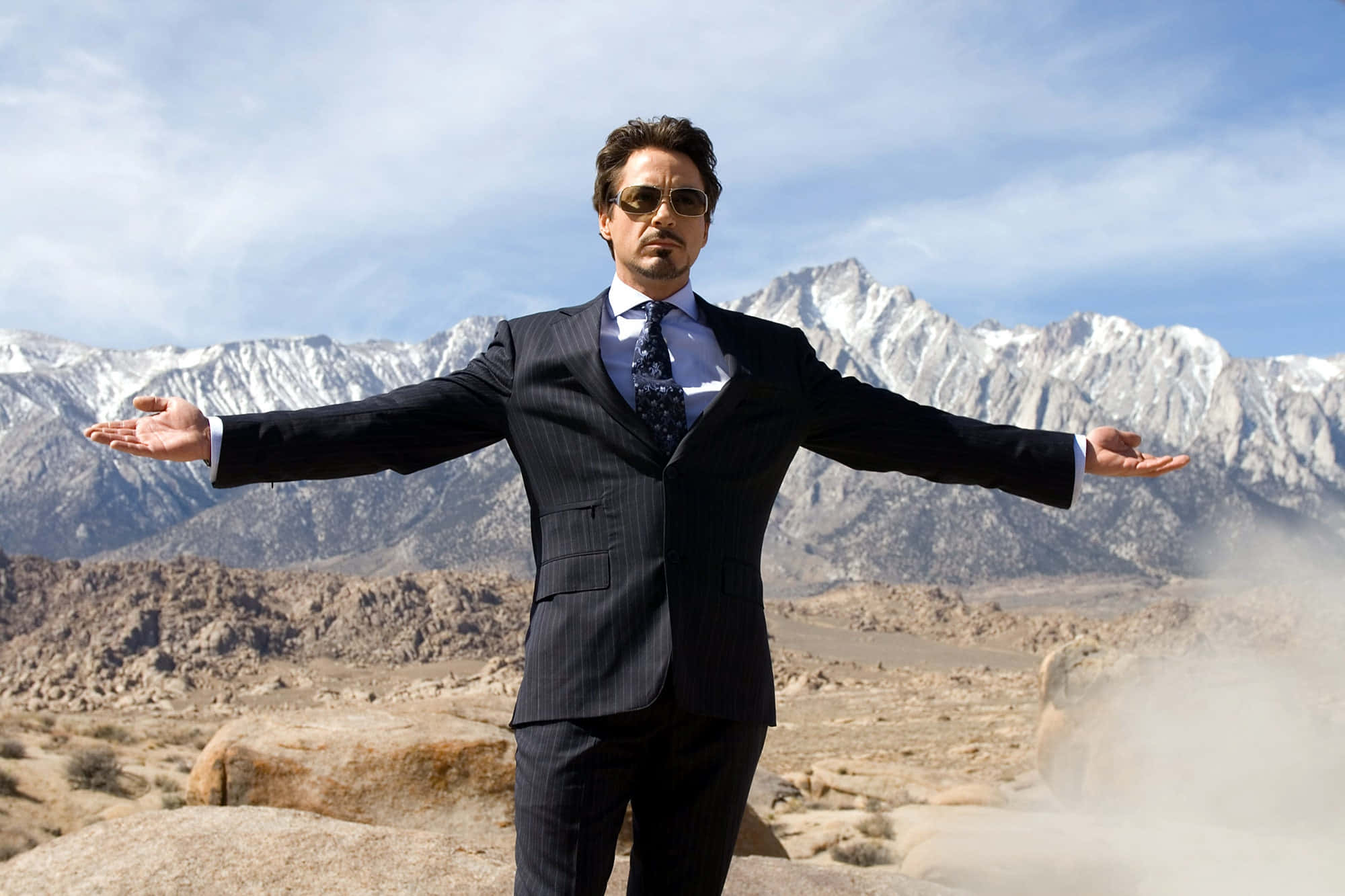 Iron Man Robert Downey Jr en el desierto Fondos de pantalla