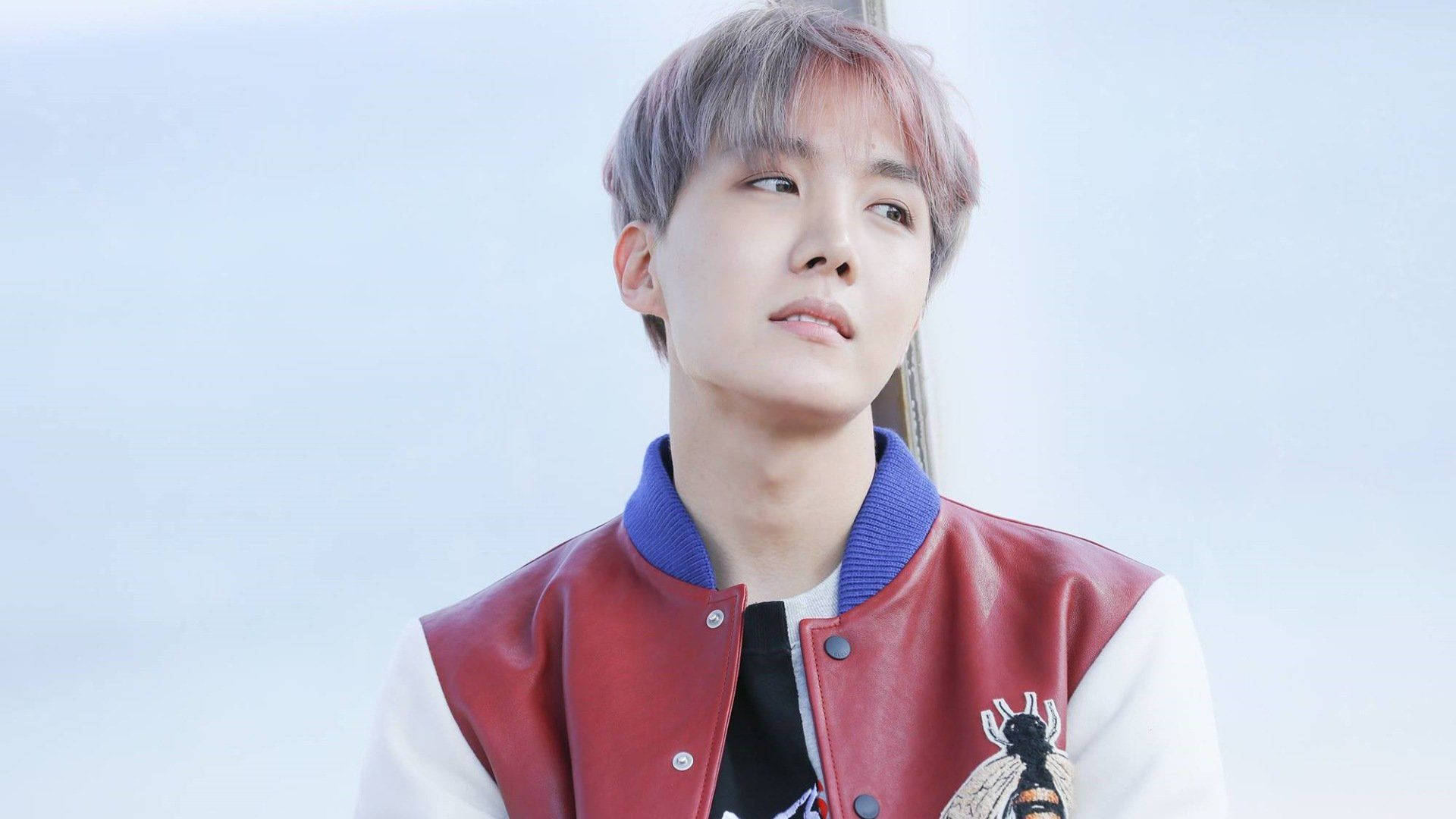 J-Hope de BTS con chaqueta roja y blanca Fondos de pantalla