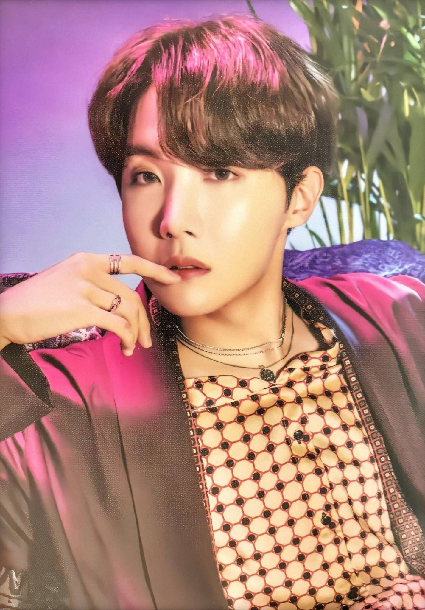 J-Hope de BTS lindo con top café Fondos de pantalla