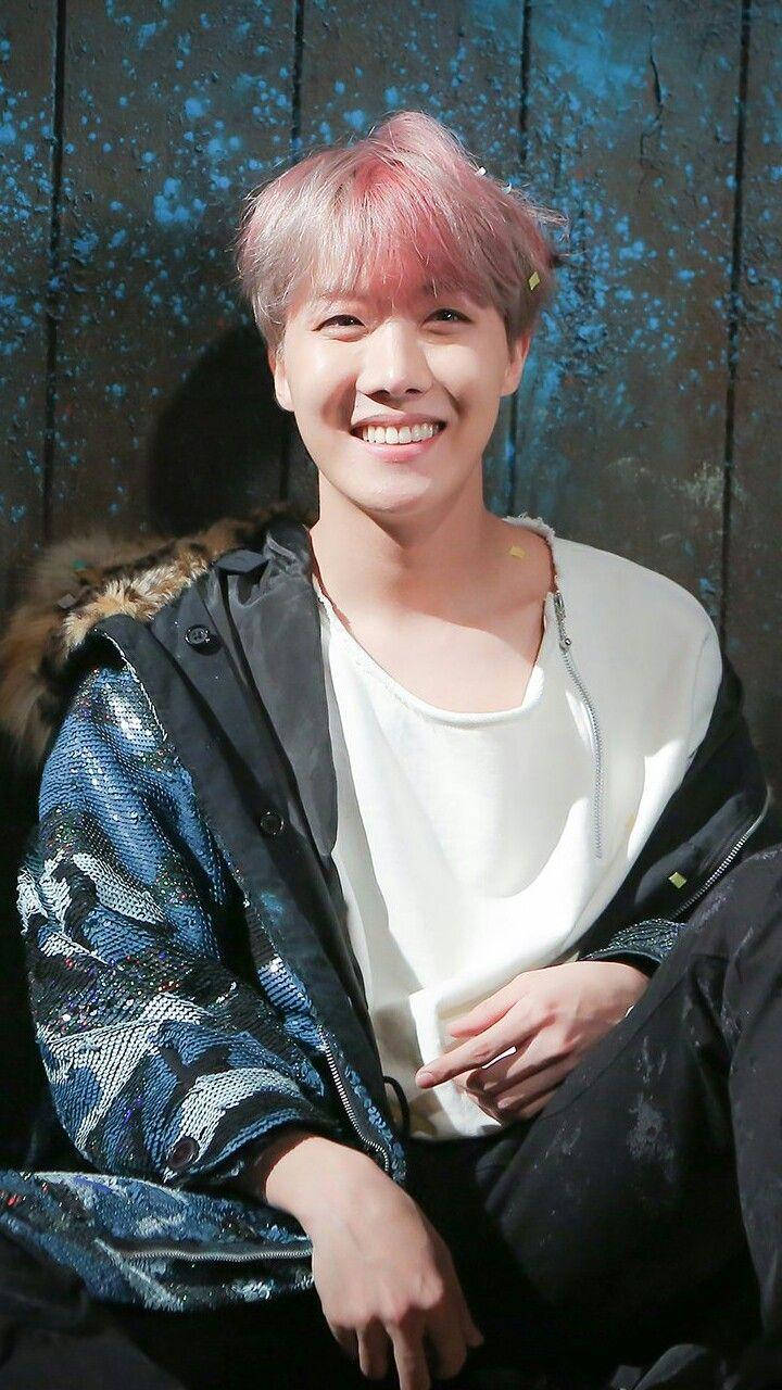 J-Hope de BTS Sonriendo Tierno Fondos de pantalla