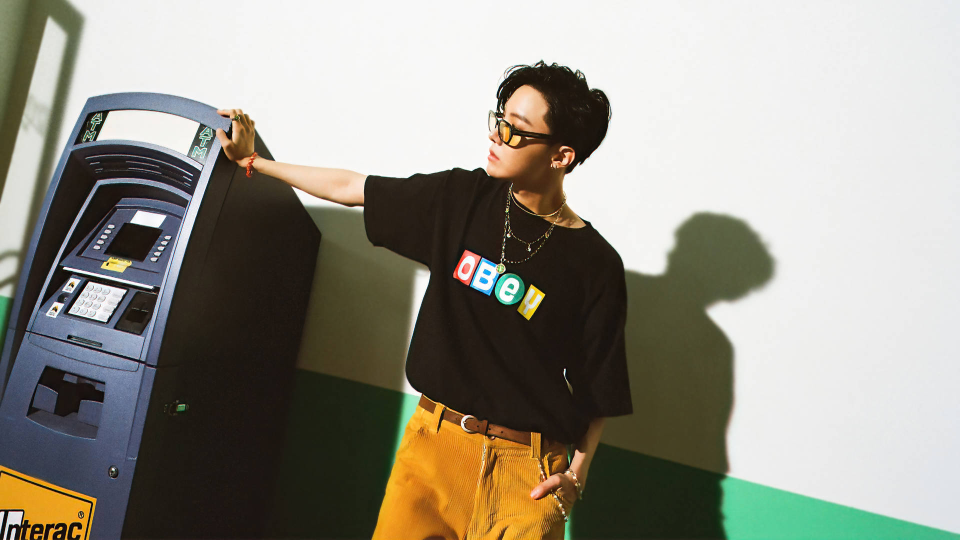 J-Hope posando con un cajero automático Fondos de pantalla
