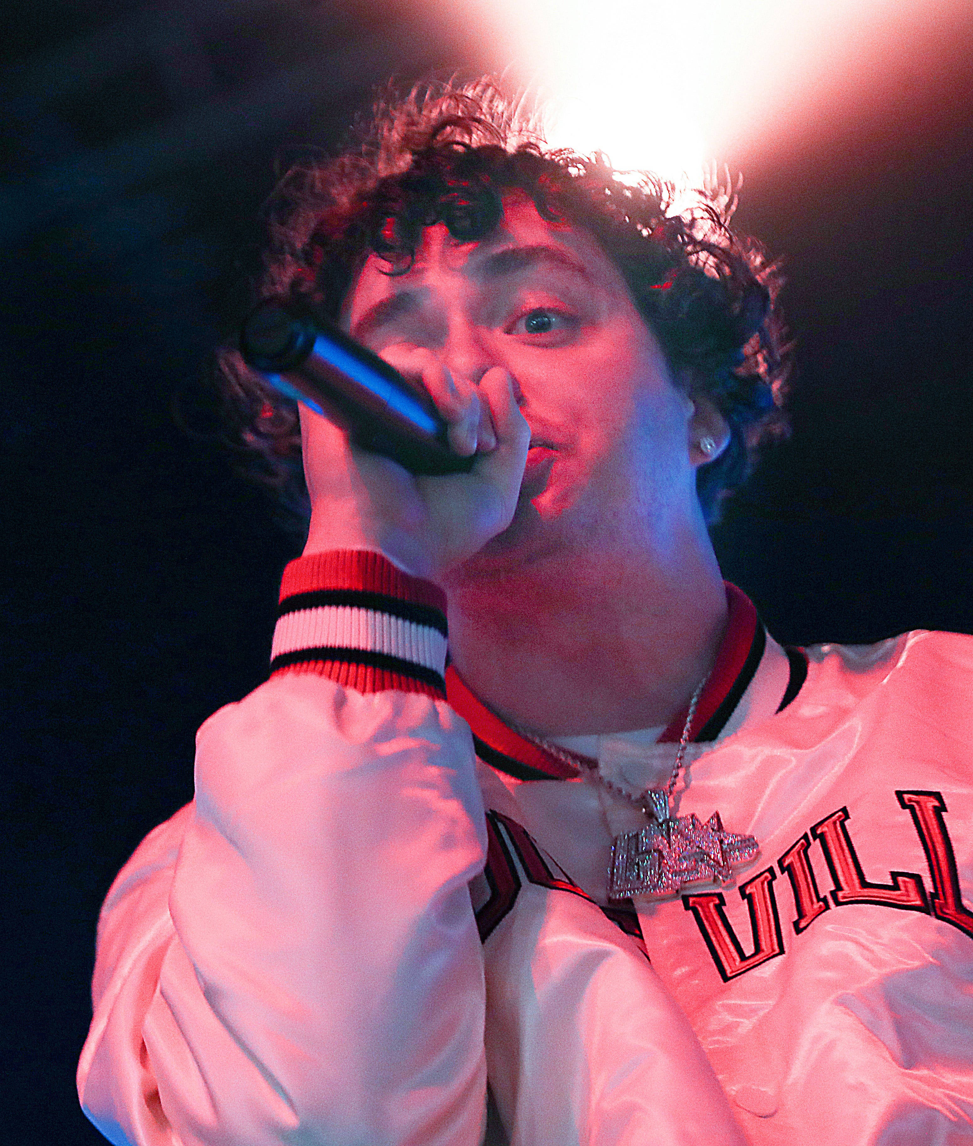 Jack Harlow Sosteniendo Micrófono Fondos de pantalla