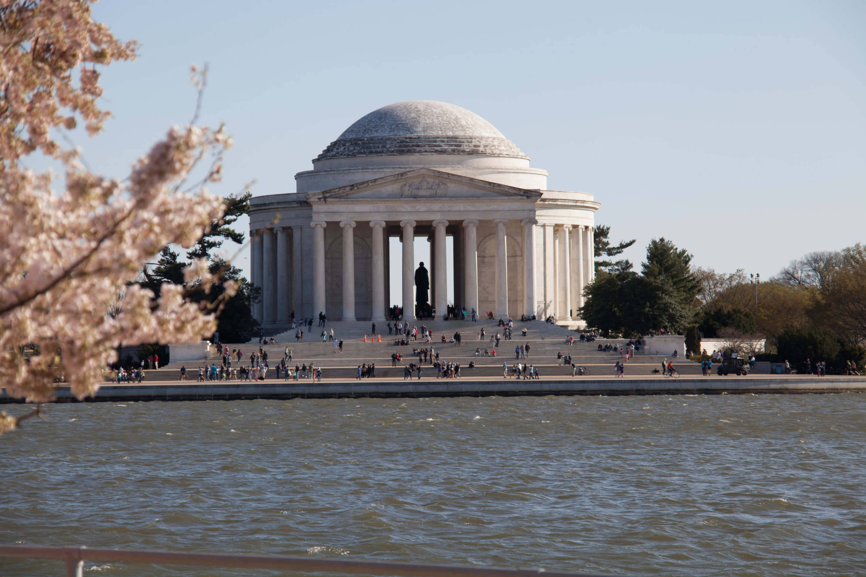 Jefferson Memorial en un Día Ocupado Fondos de pantalla