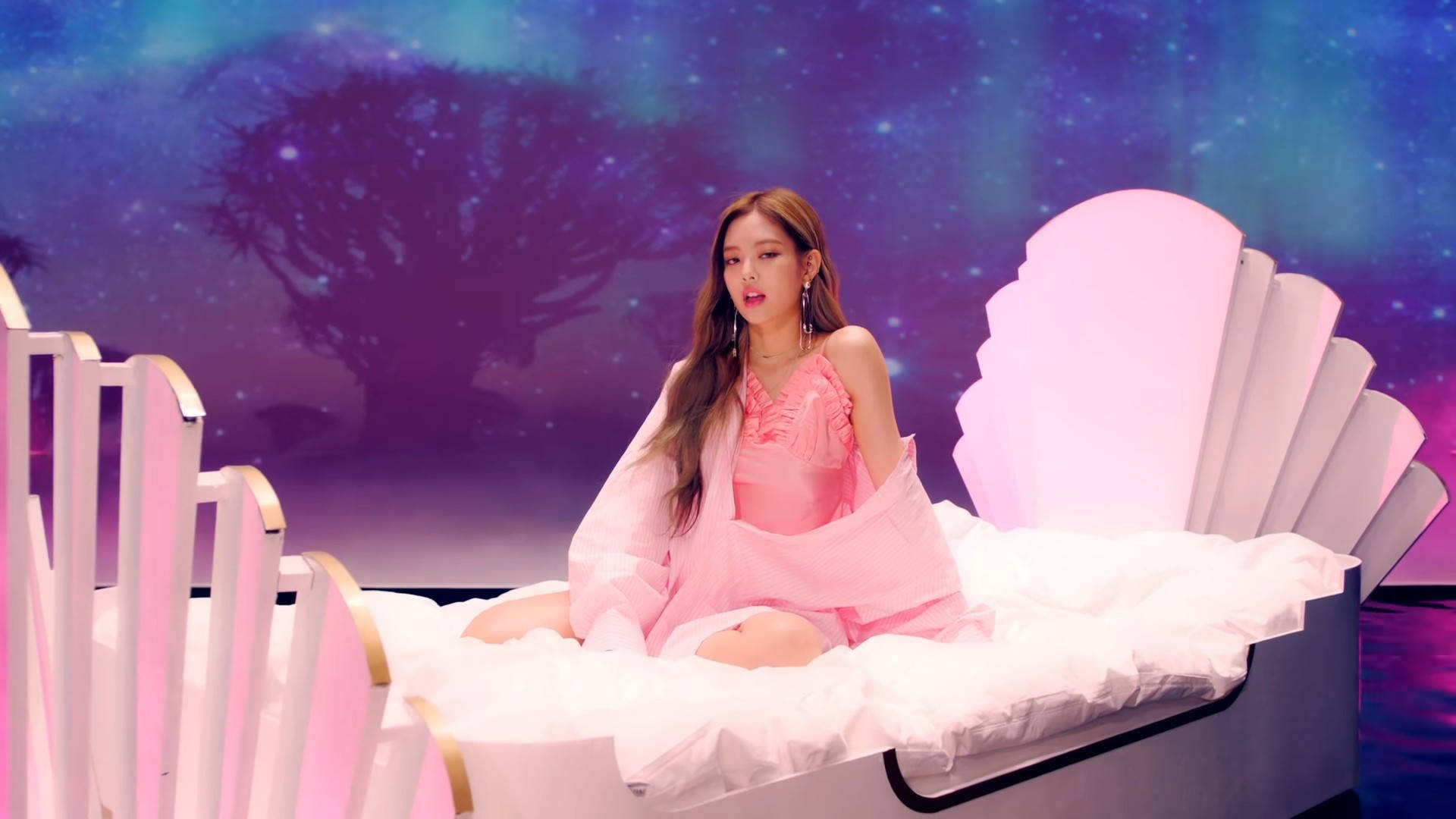 Fondo de pantalla de Blackpink de Jennie en la cama con cabecero de concha para el video musical As If It's Your Last