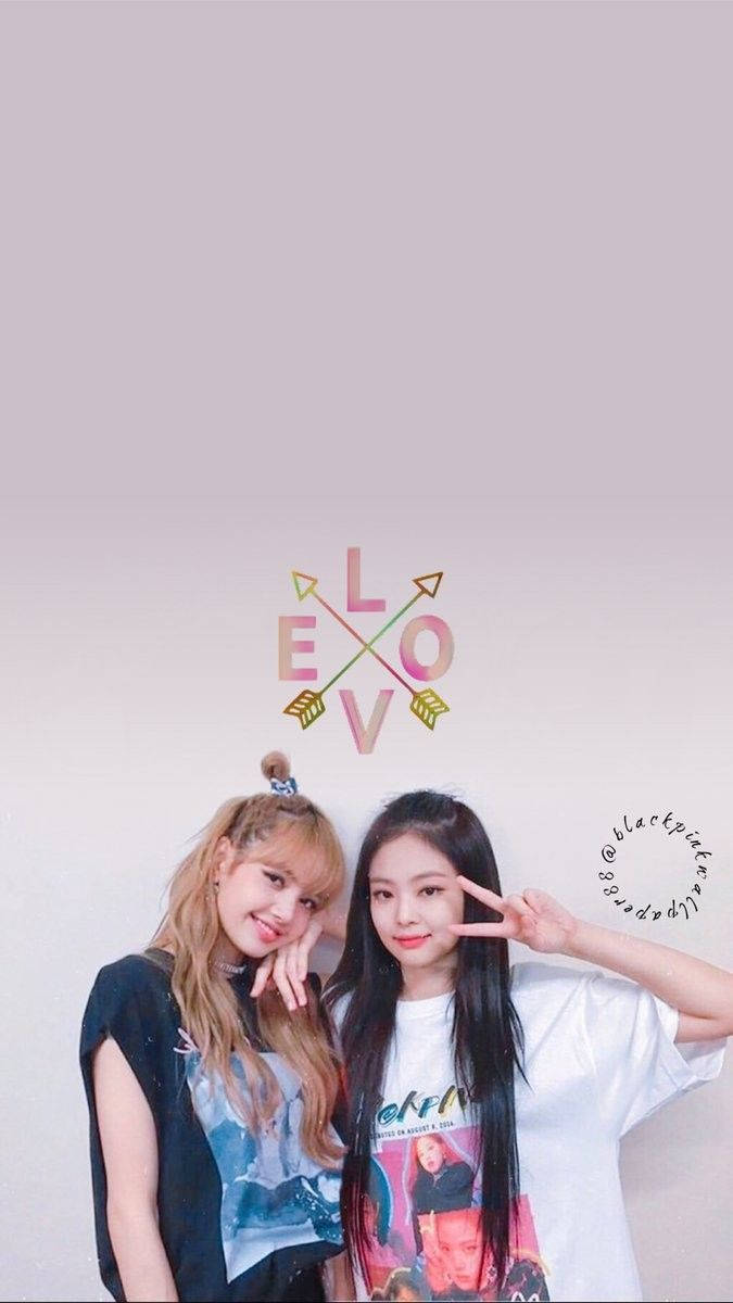 Fondo de pantalla de Lisa y Jennie de Blackpink sobre fondo blanco con flechas y LOVE