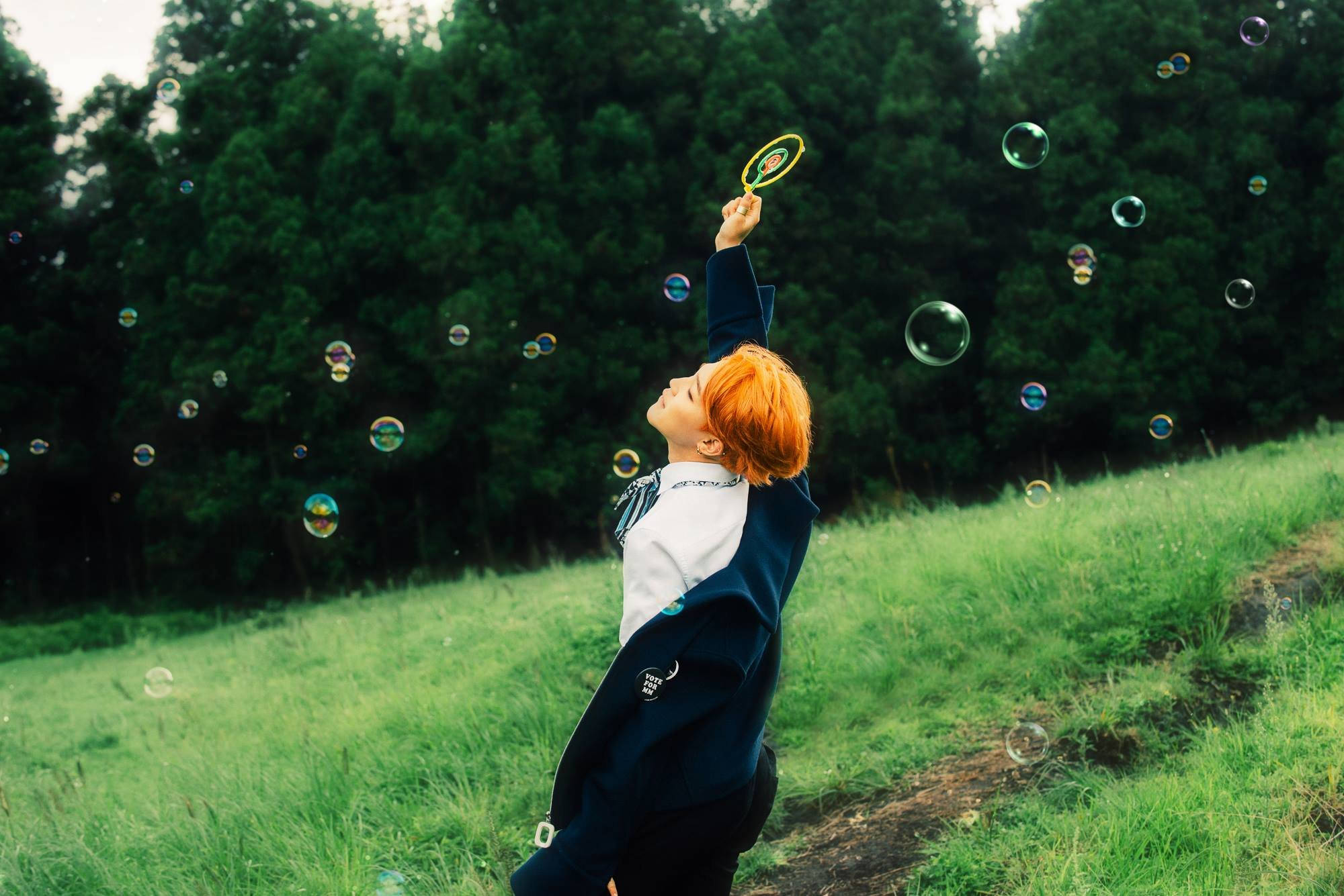 Jimin de BTS disfrutando burbujas de forma estética Fondos de pantalla