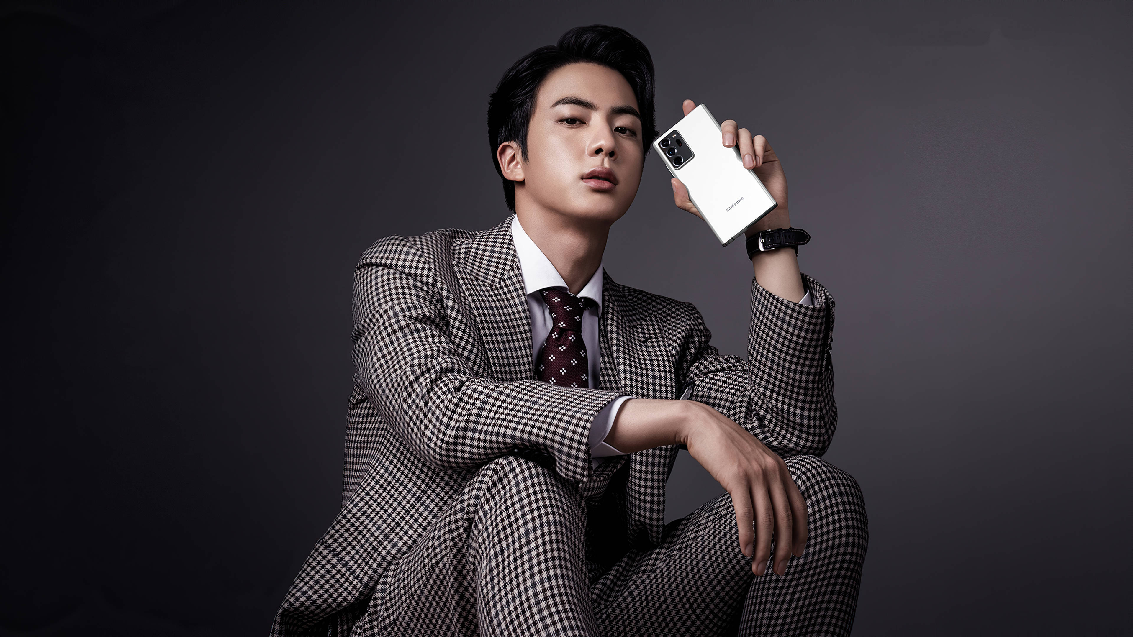 Jin de BTS modelando un teléfono con estilo estético Fondos de pantalla