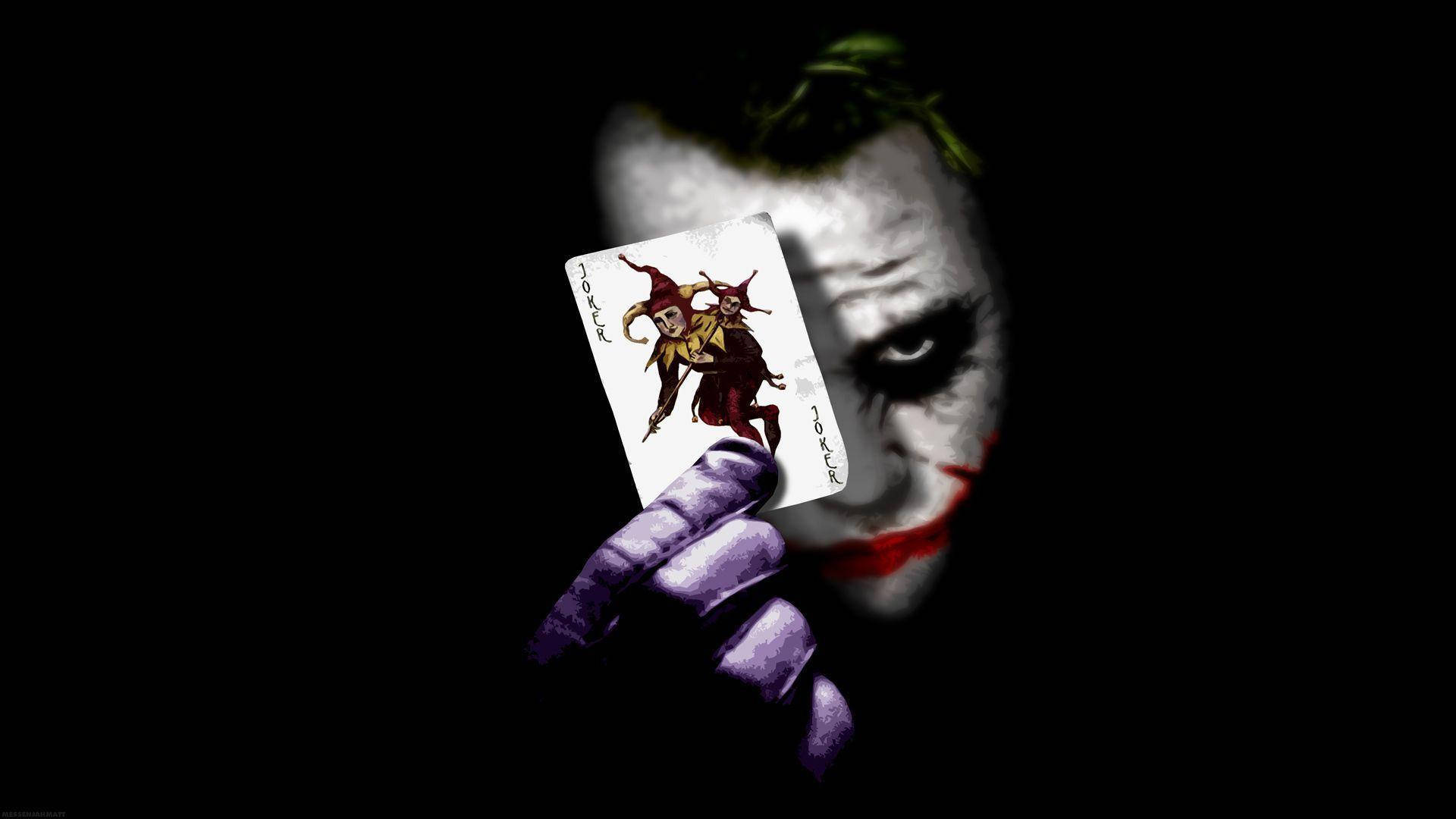 Fondo de pantalla de Joker Sosteniendo una Carta