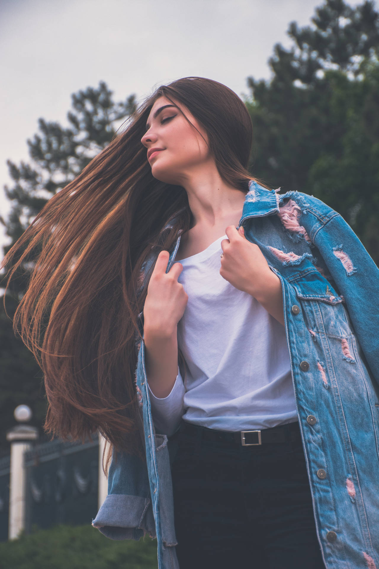 Joven de espíritu libre abrazando la naturaleza