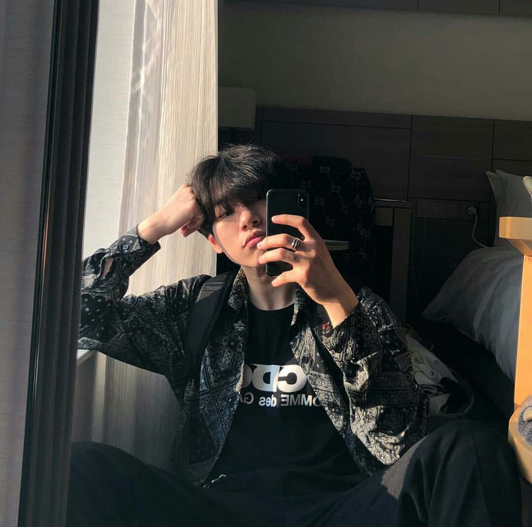 Joven Estético de Pie en un Paisaje de Ensueño Caprichoso Fondos de pantalla
