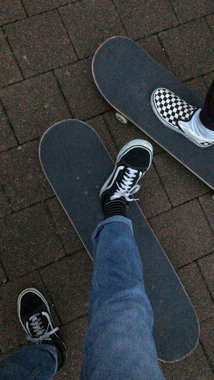 Joven realizando trucos en su patineta frente a un muro lleno de grafiti Fondos de pantalla