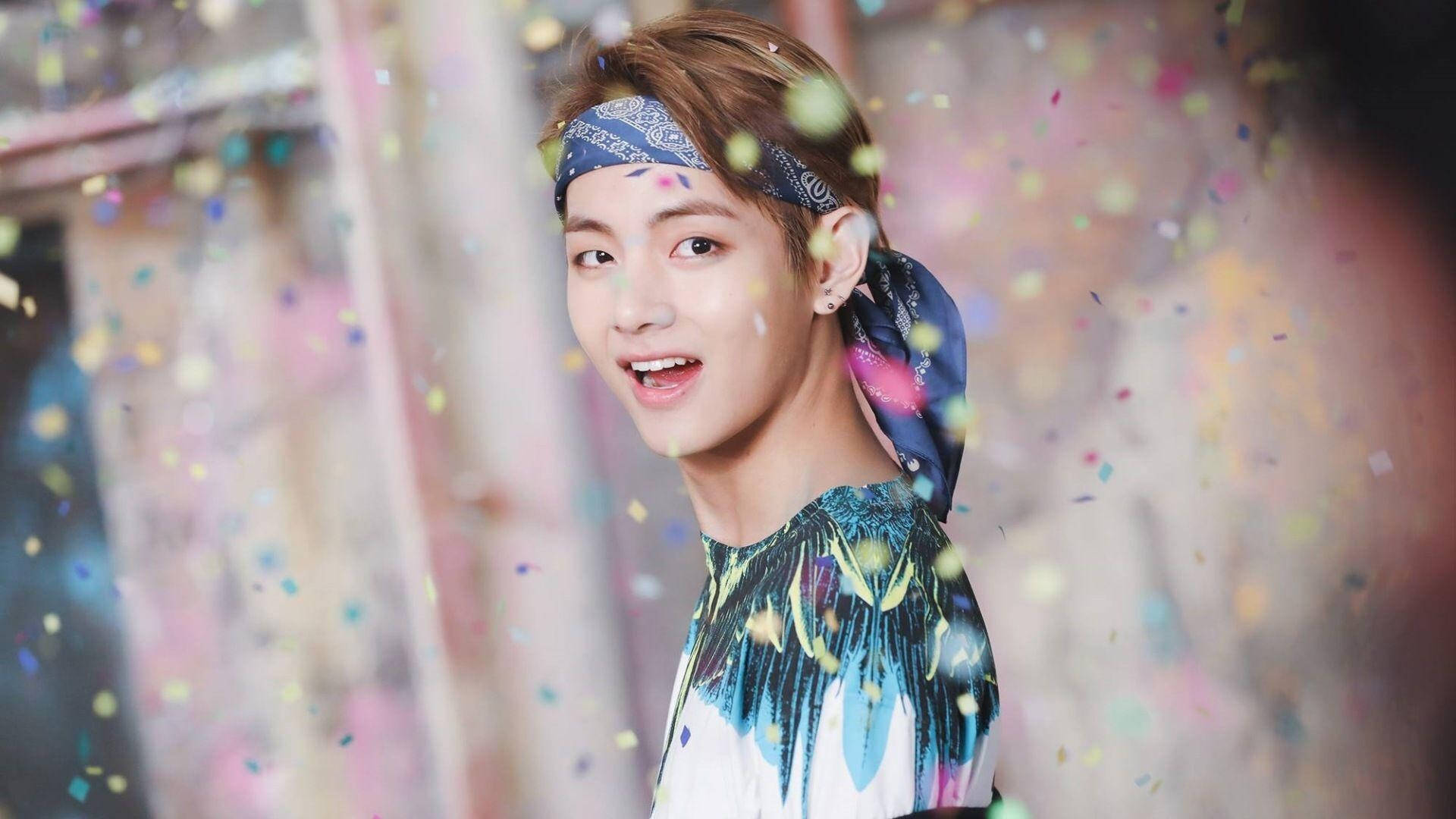 Joven V de BTS con pañuelo azul Fondos de pantalla