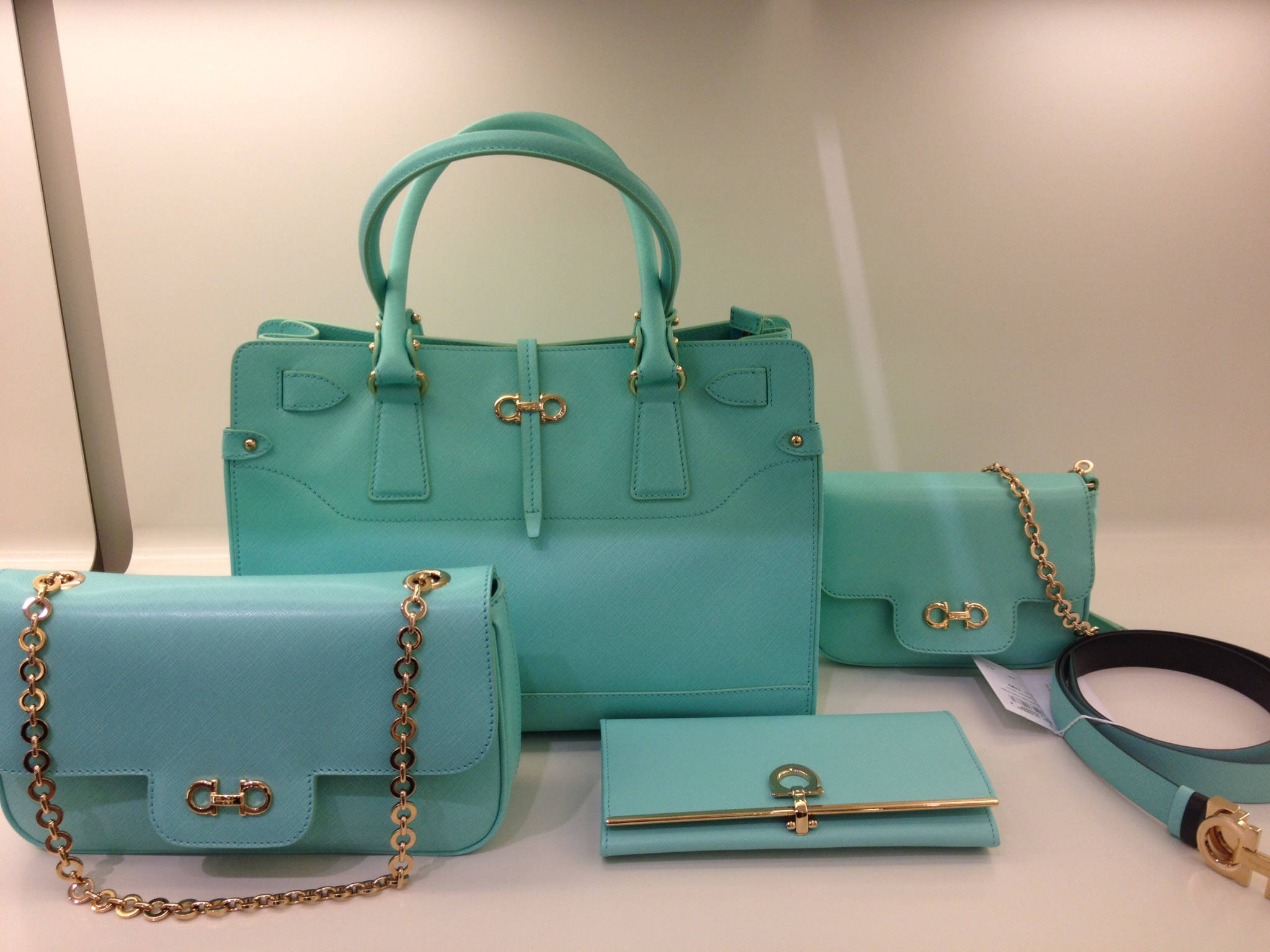 Juego de Bolsos Turquesa de Salvatore Ferragamo que muestra elegancia y lujo Fondos de pantalla
