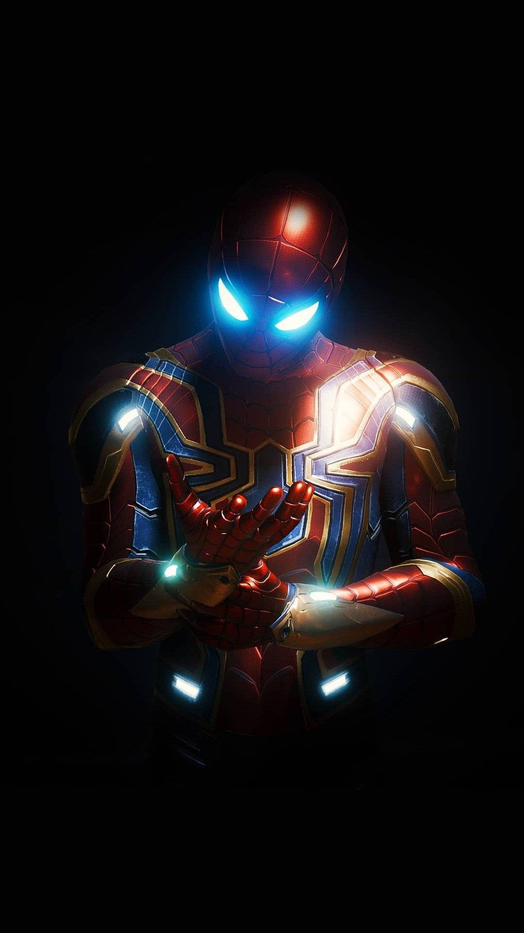 Spiderman con traje metálico, ojos azules brillantes y un disfraz diferente de Marvel Studios.