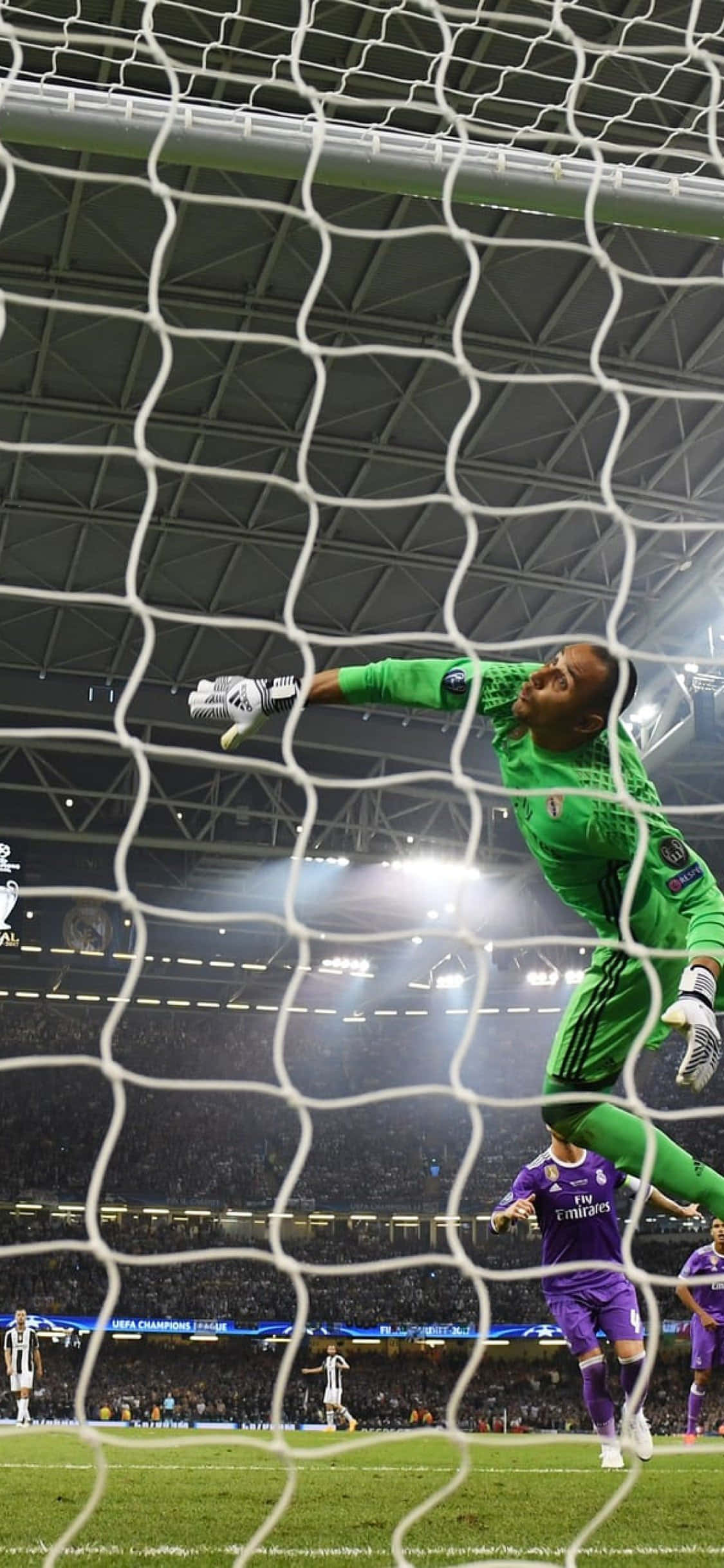 Keylor Navas en acción en el campo Fondos de pantalla