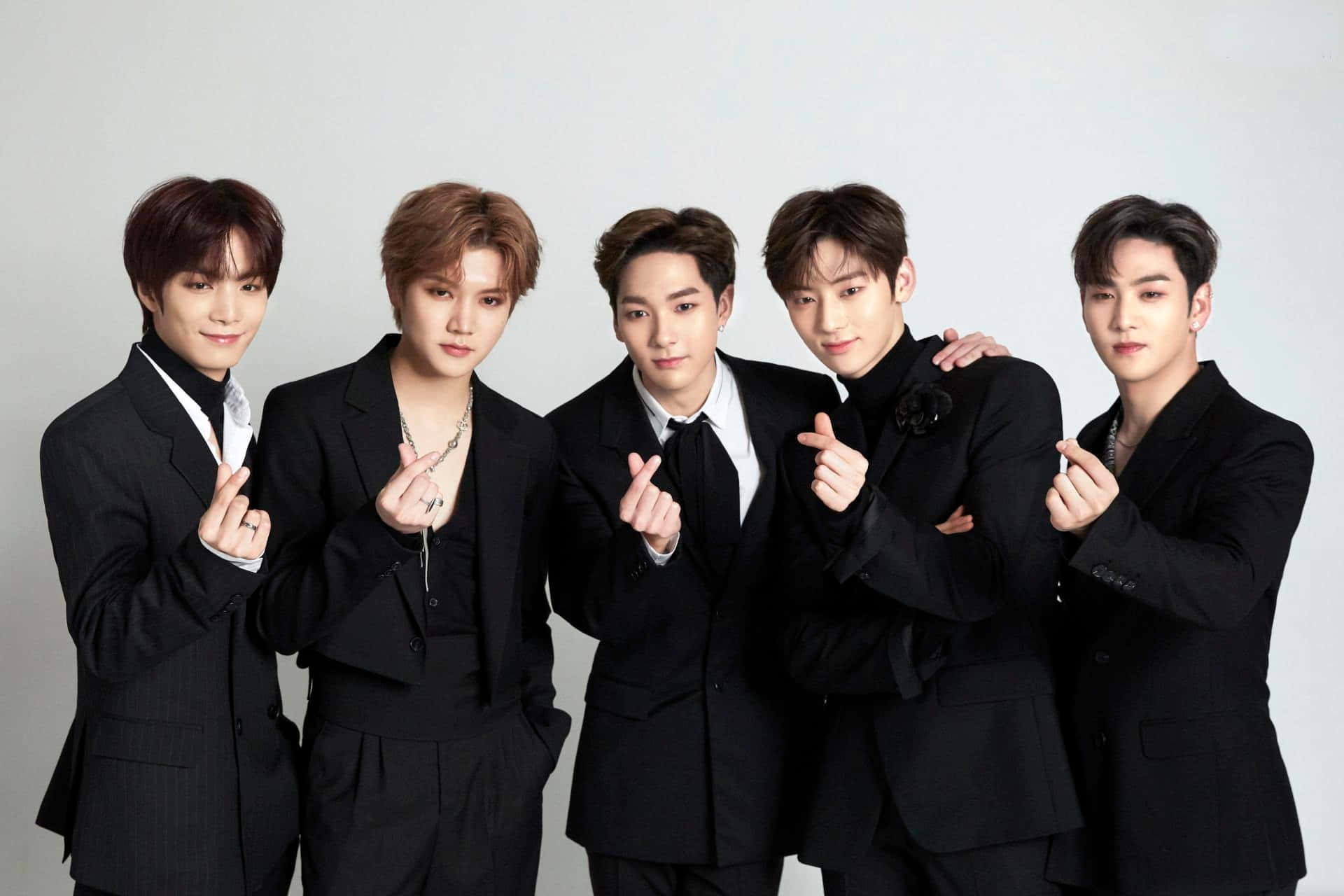 Kpop Boy Band Nuest Traje Fondos de pantalla