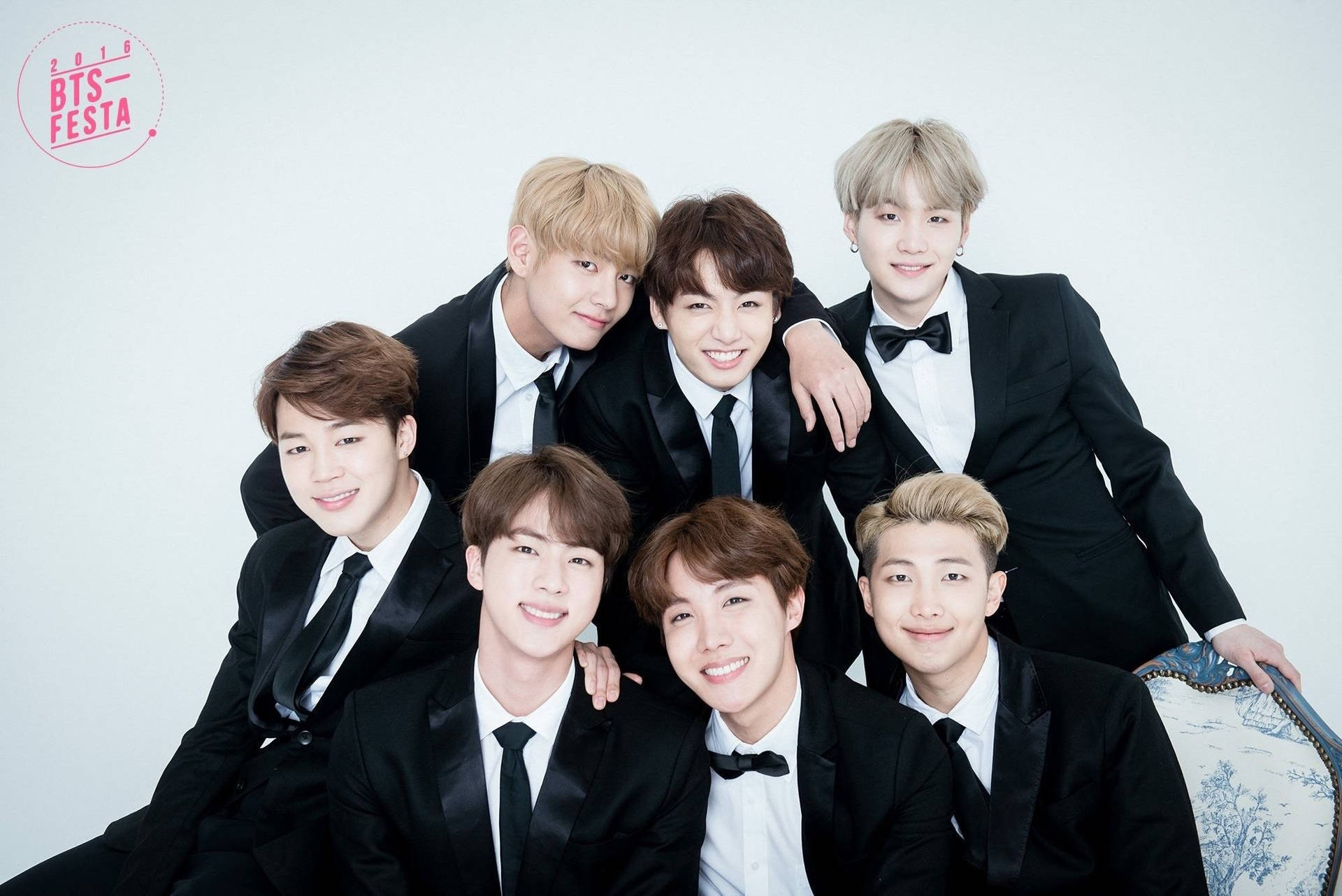 Miembros de BTS con traje negro mirándote, miembros de K-pop.