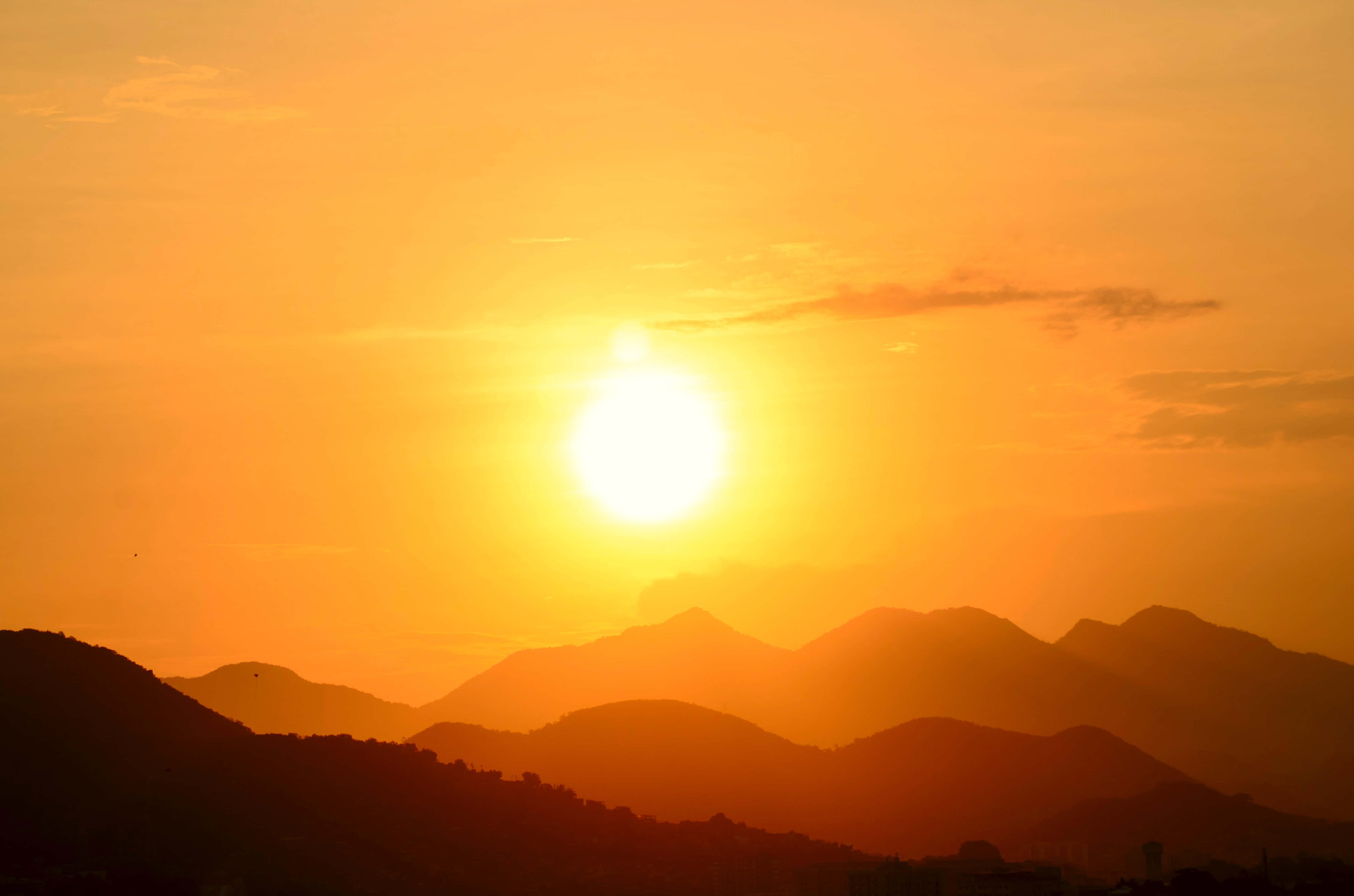 La belleza de un atardecer, transformando el cielo mientras el día termina Fondos de pantalla