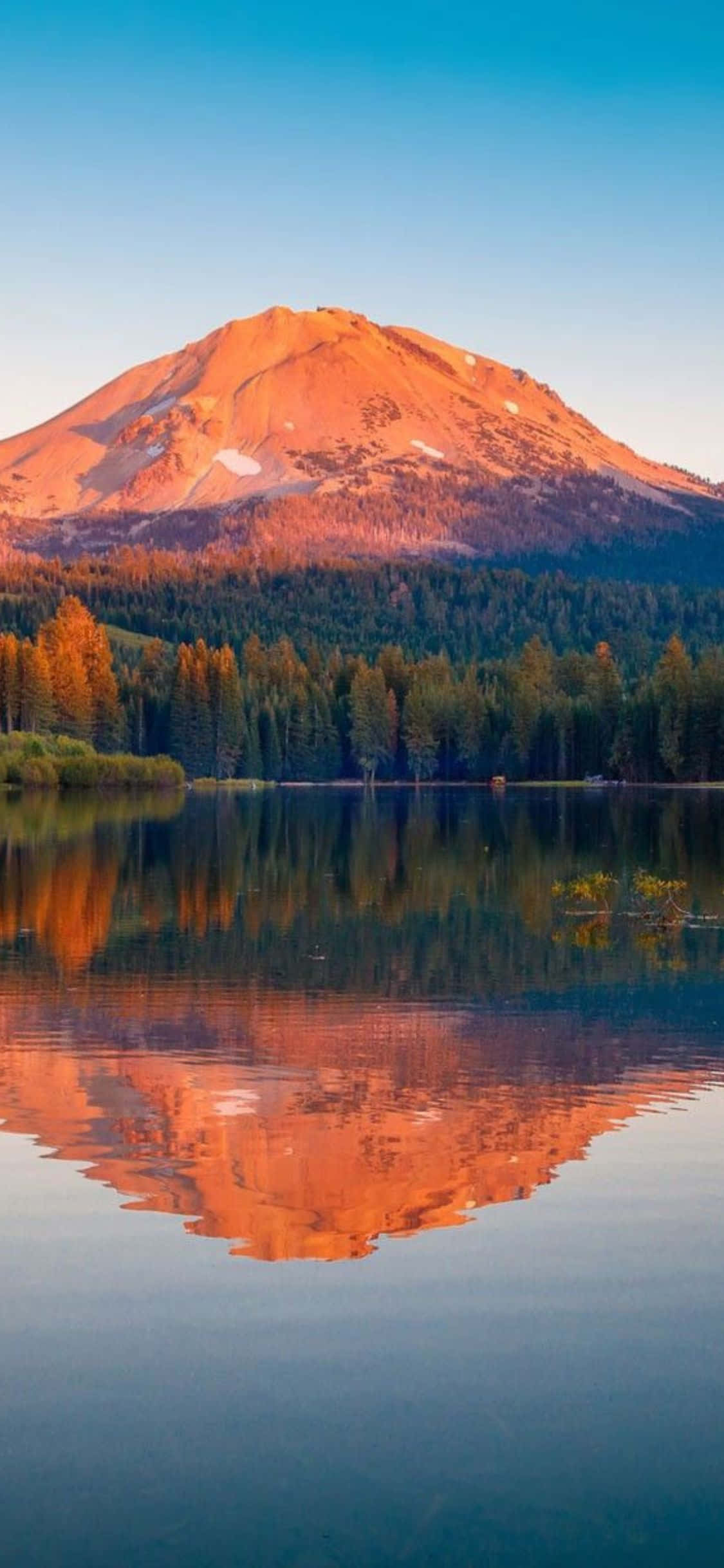 La costa de California reflejada en el iPhone Xs Fondos de pantalla