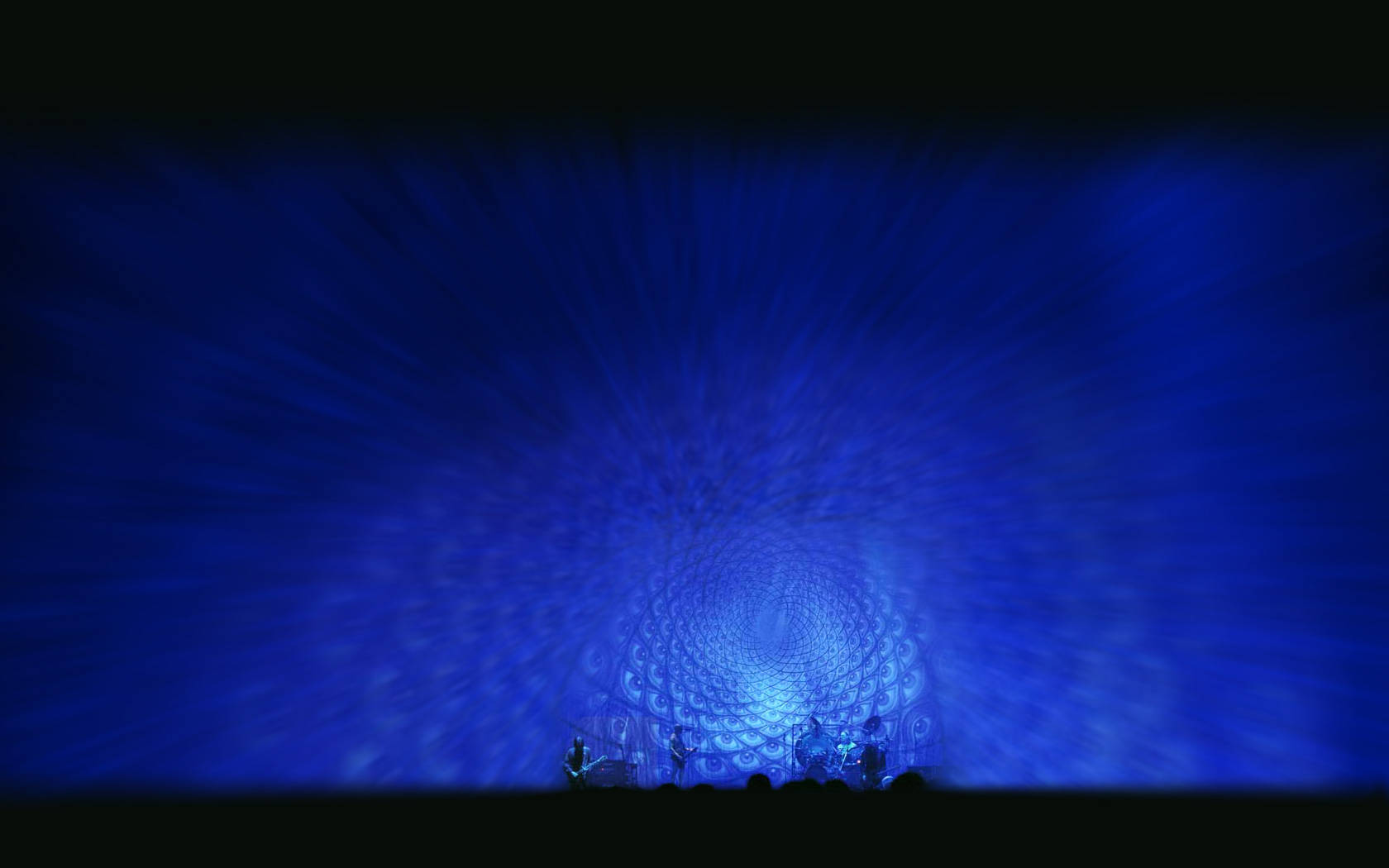 La icónica banda de rock Tool contra un hipnotizante patrón de ojos azules Fondos de pantalla