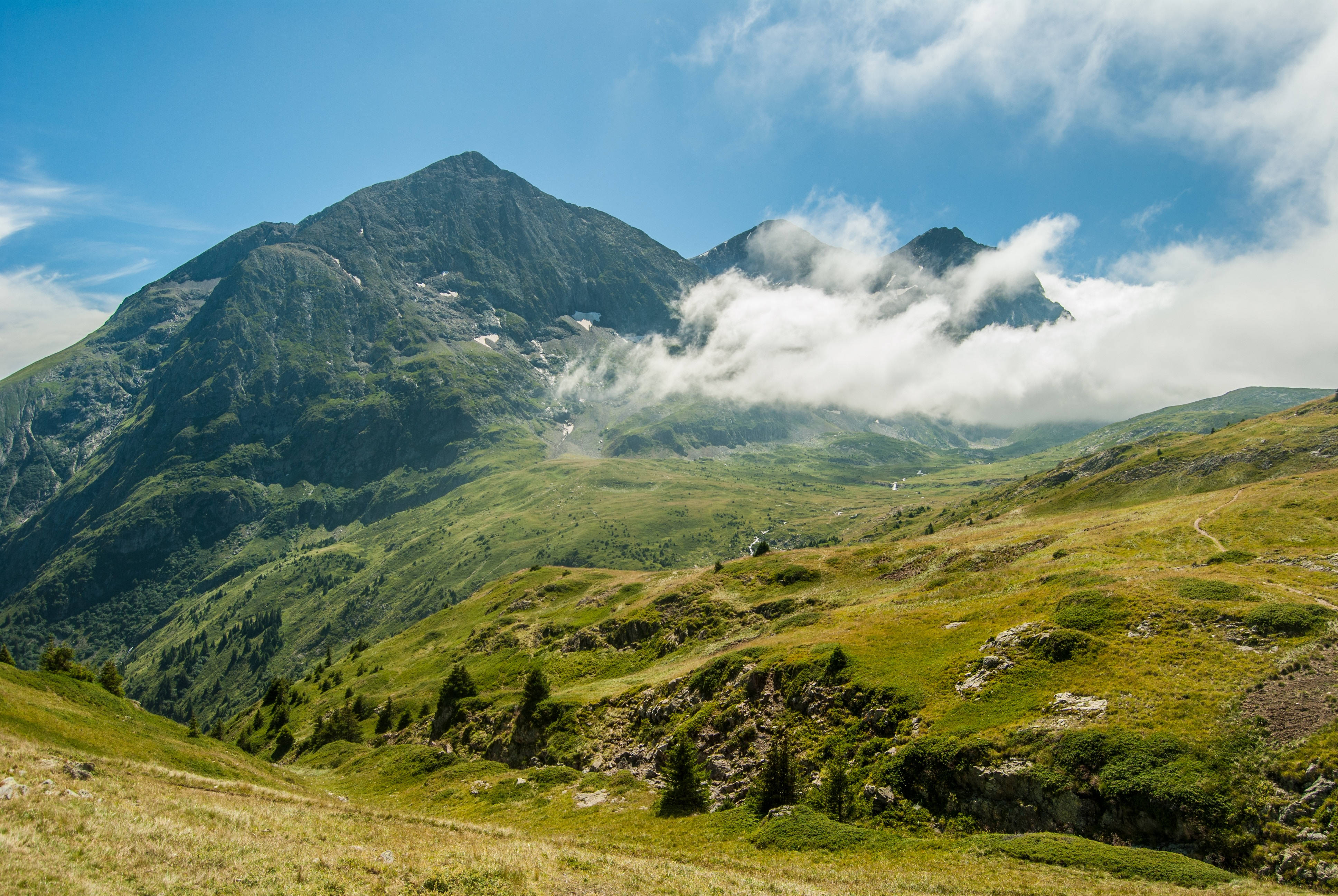 La impresionante belleza de las montañas de cumbres verdes. Fondos de pantalla